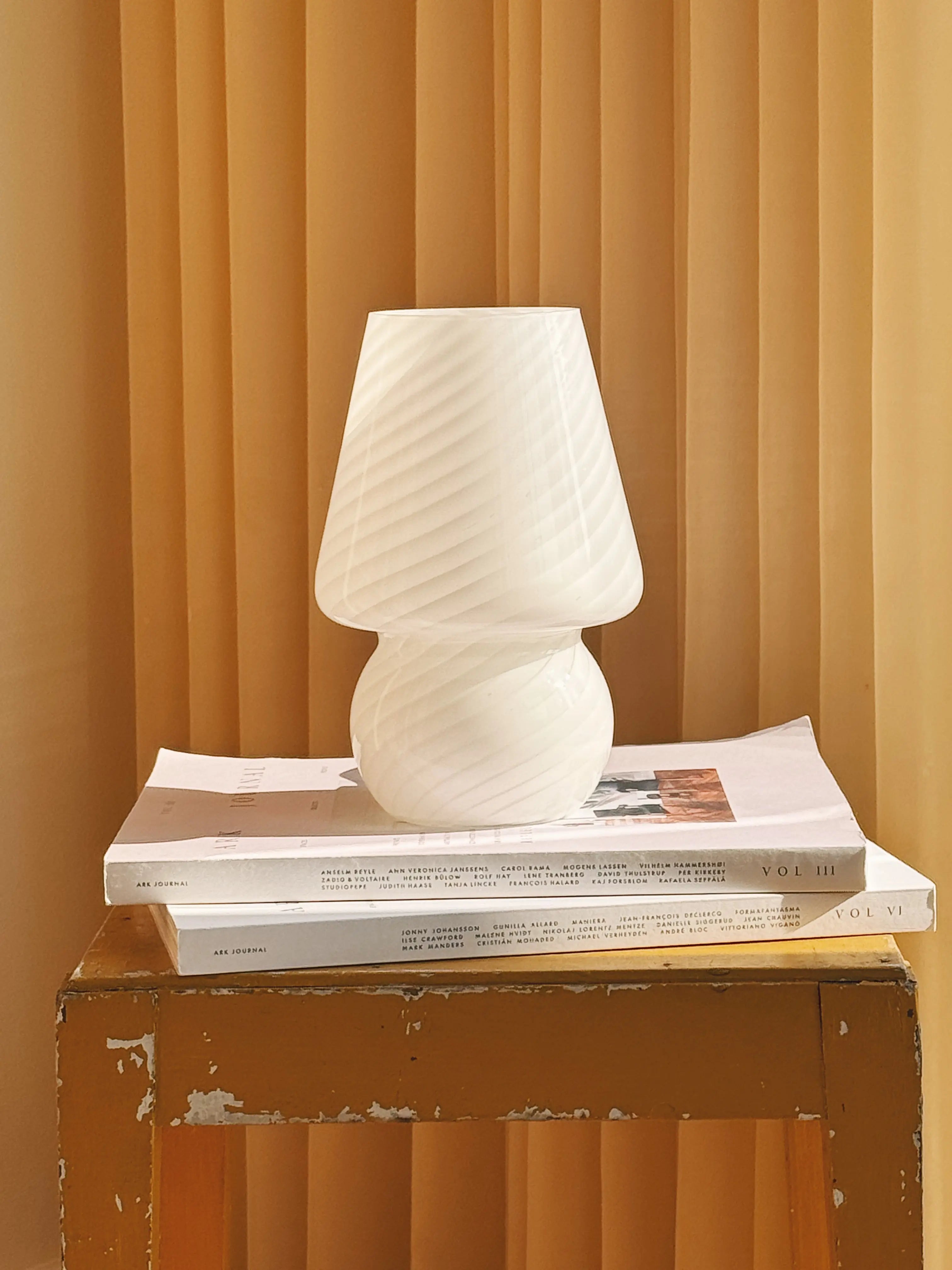 Vintage Murano Baby Mushroom Bordlampe H22 cm – Hvidt Swirl Glas Studio Hafnia