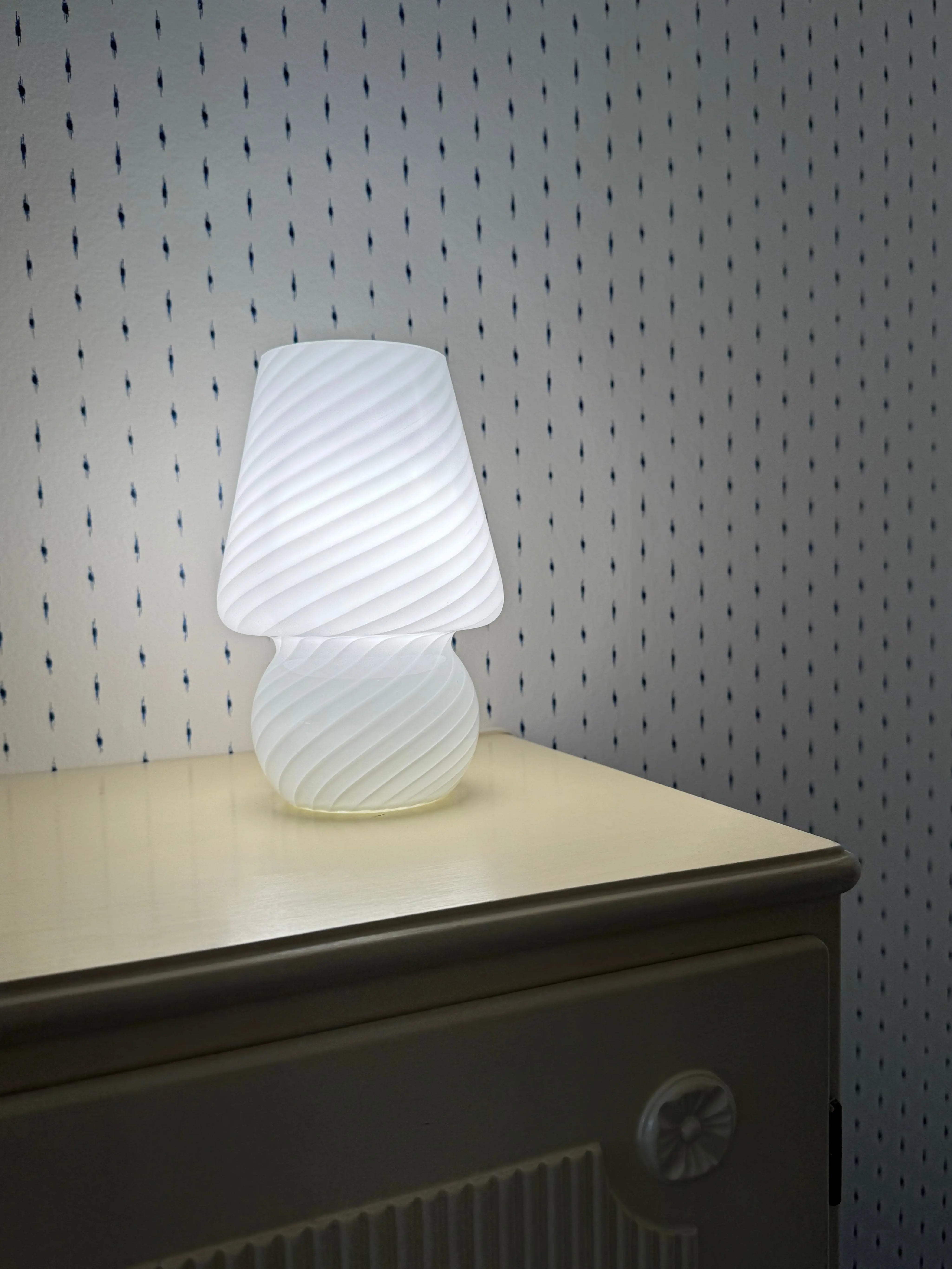 Vintage Murano Baby Mushroom Bordlampe H22 cm – Hvidt Swirl Glas Studio Hafnia