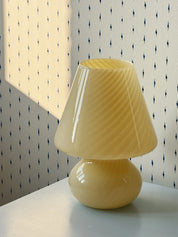 Vintage Murano Mushroom Bordlampe i Lysegult Swirl Glas | H26,55 cm Studio Hafnia