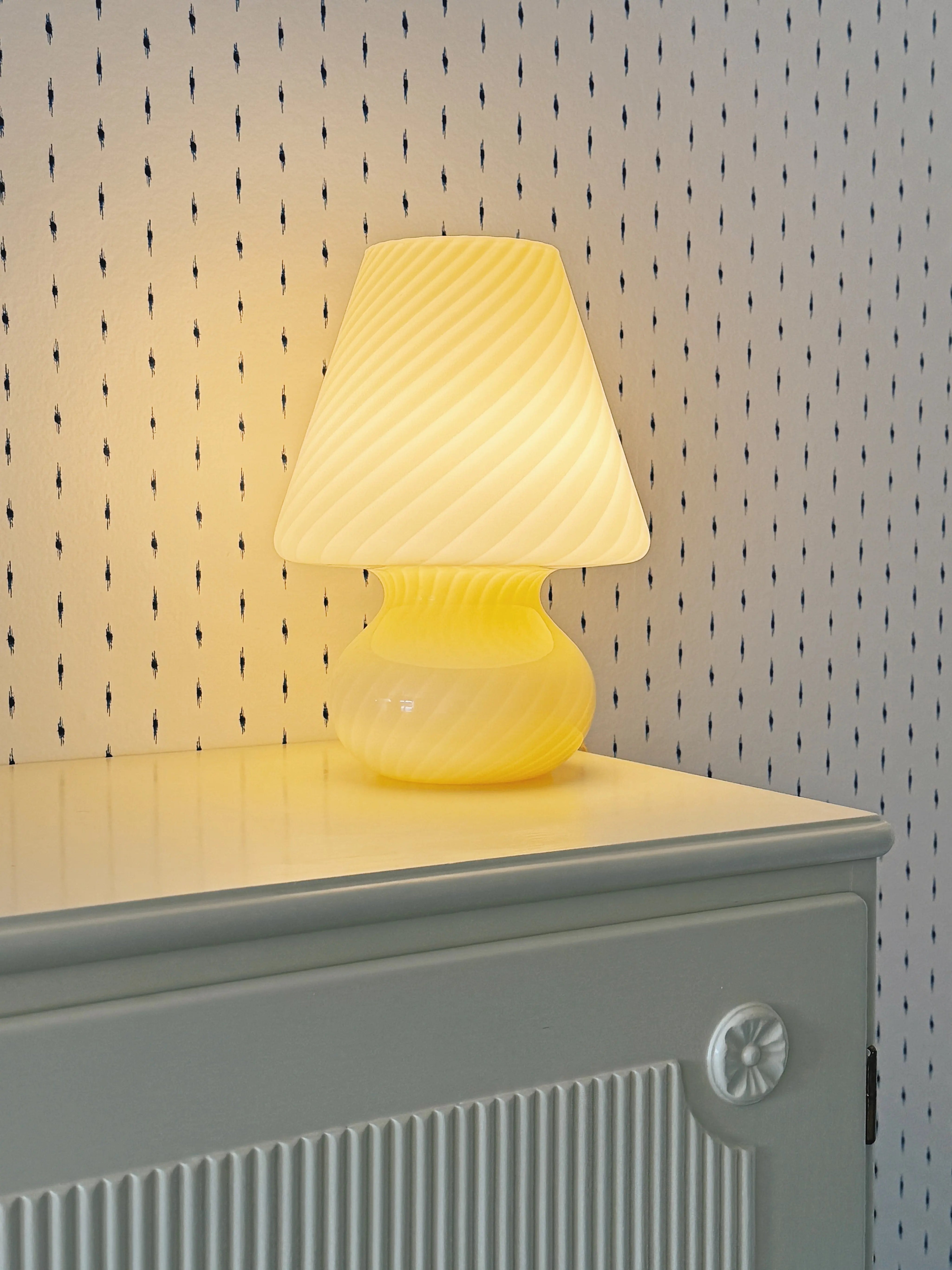 Vintage Murano Mushroom Bordlampe i Lysegult Swirl Glas | H26,55 cm Studio Hafnia