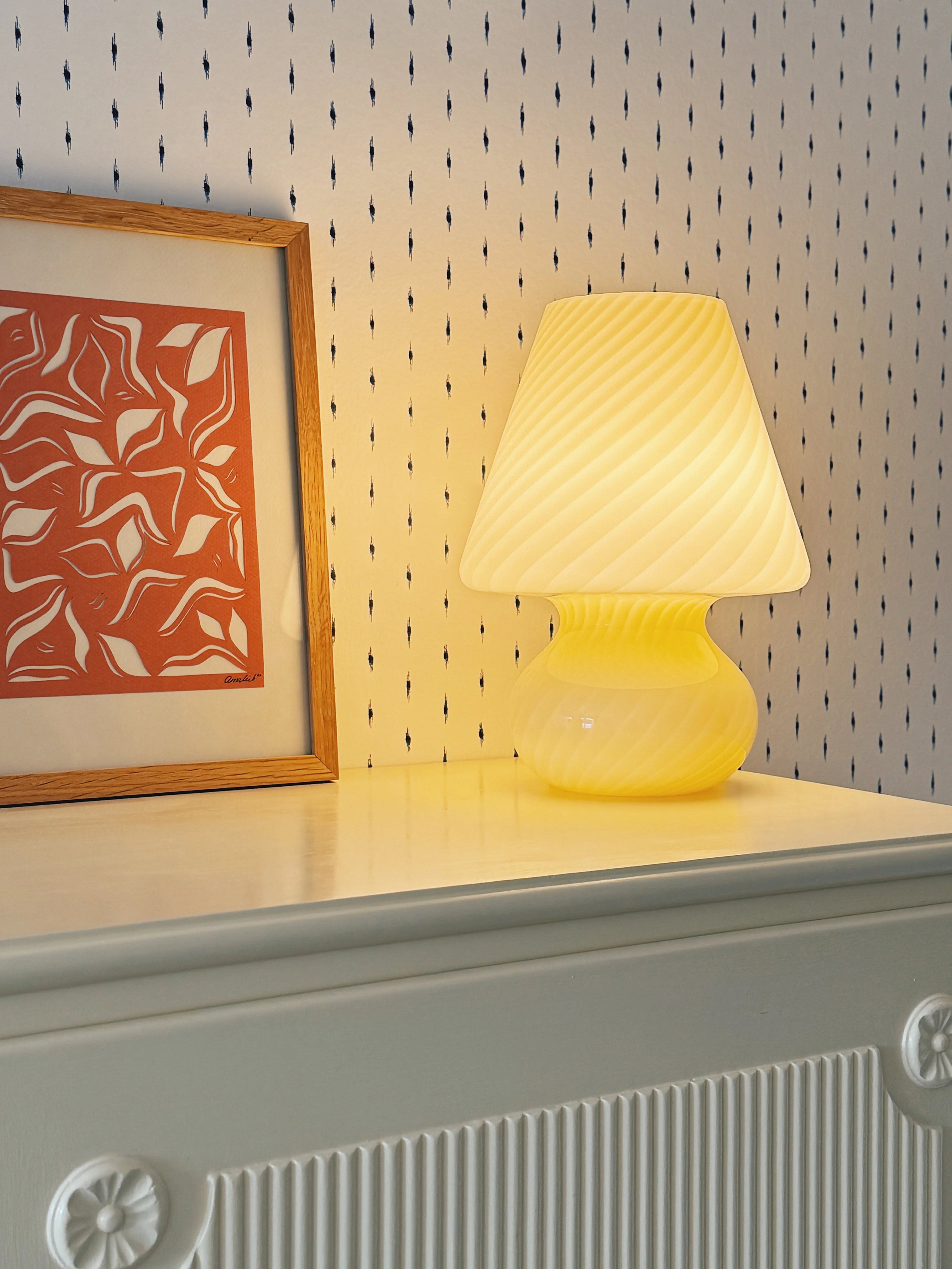 Vintage Murano Mushroom Bordlampe i Lysegult Swirl Glas | H26,55 cm Studio Hafnia