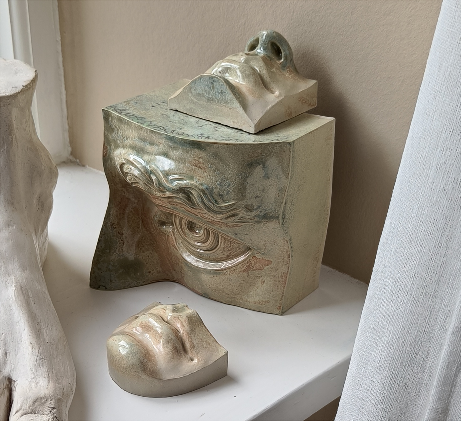 Jacob Laoru | Bookend Eye (Left): Firkantet venstre bogstøtte øje i glaseret stentøjsler i CrystalGreen Studio Hafnia