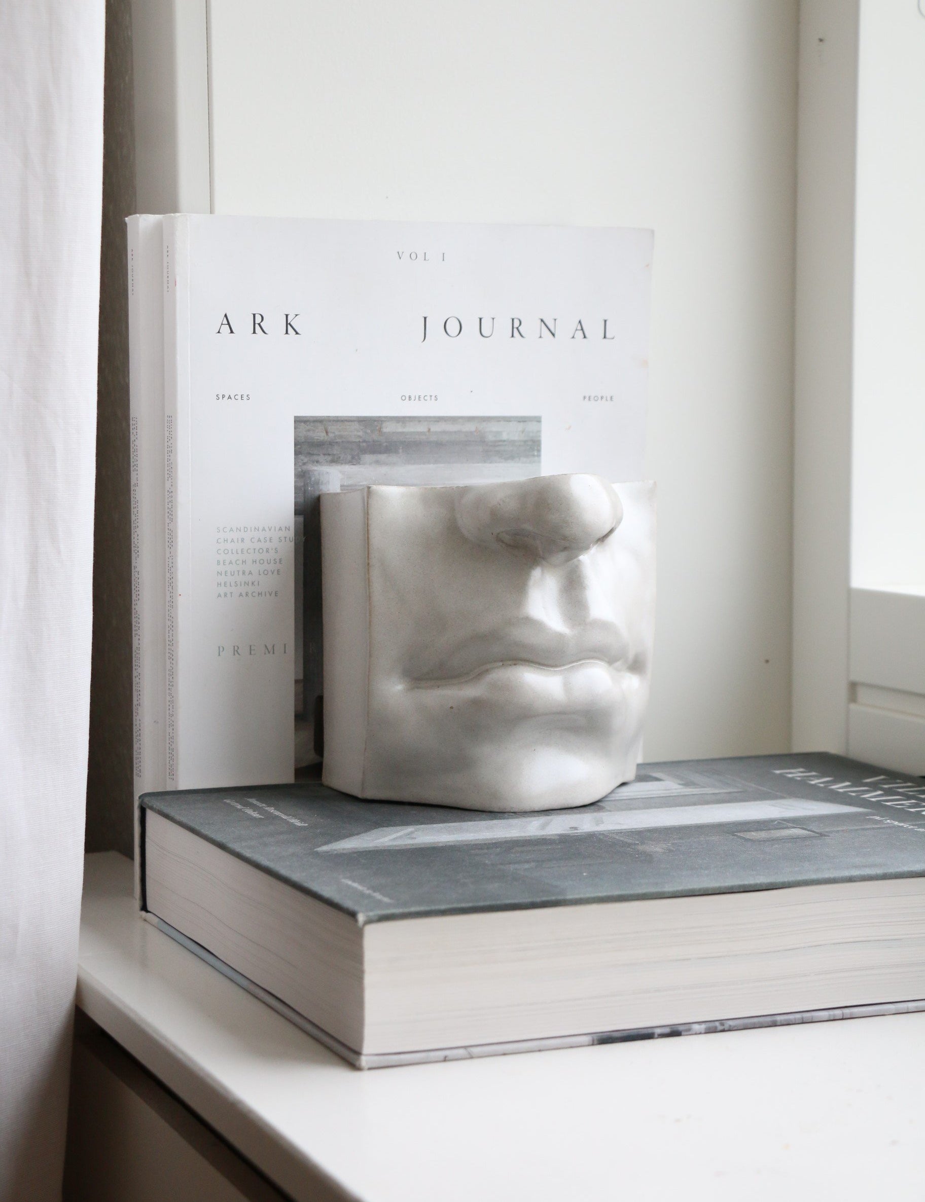 Laoru Laoru | Bookend Eye Mouth: Firkantet bogstøtte mund i glaseret stentøjsler i AntiqueWhite Studio Hafnia