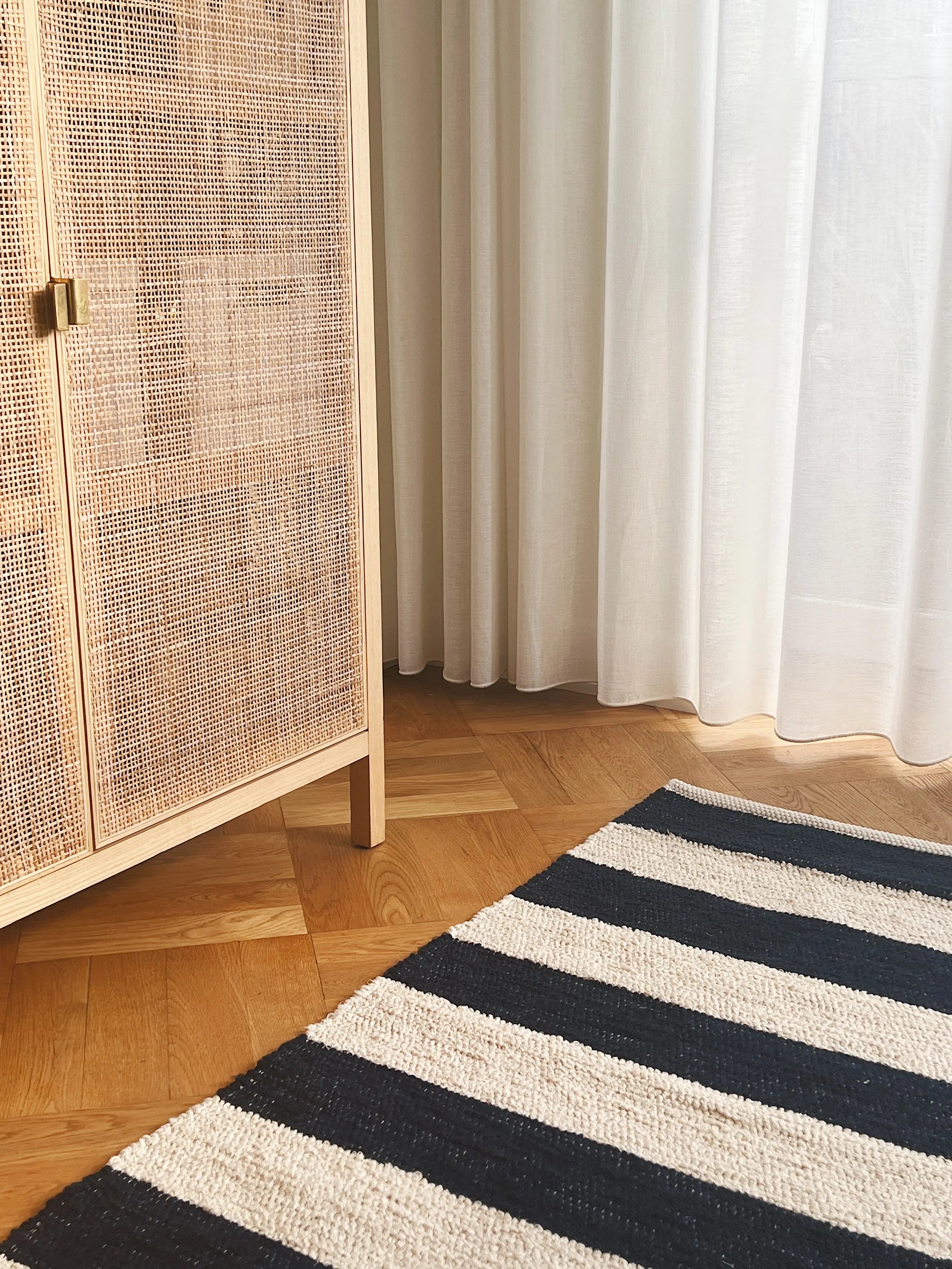 Gulvtæppe i bomuld | Mørkeblå/beige striber 70 x 140 cm Studio Hafnia