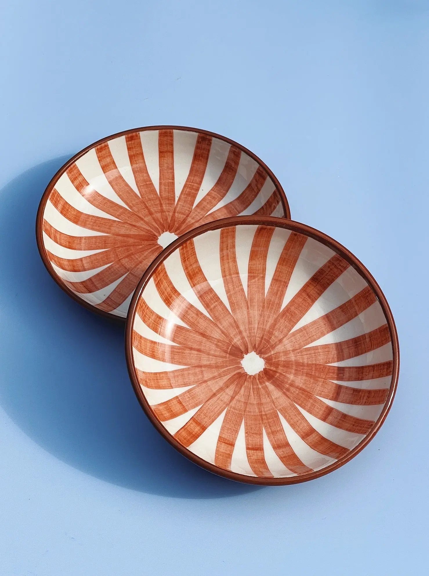 Håndlavet fad med terracotta og hvide striber | Lille Casa Cubista