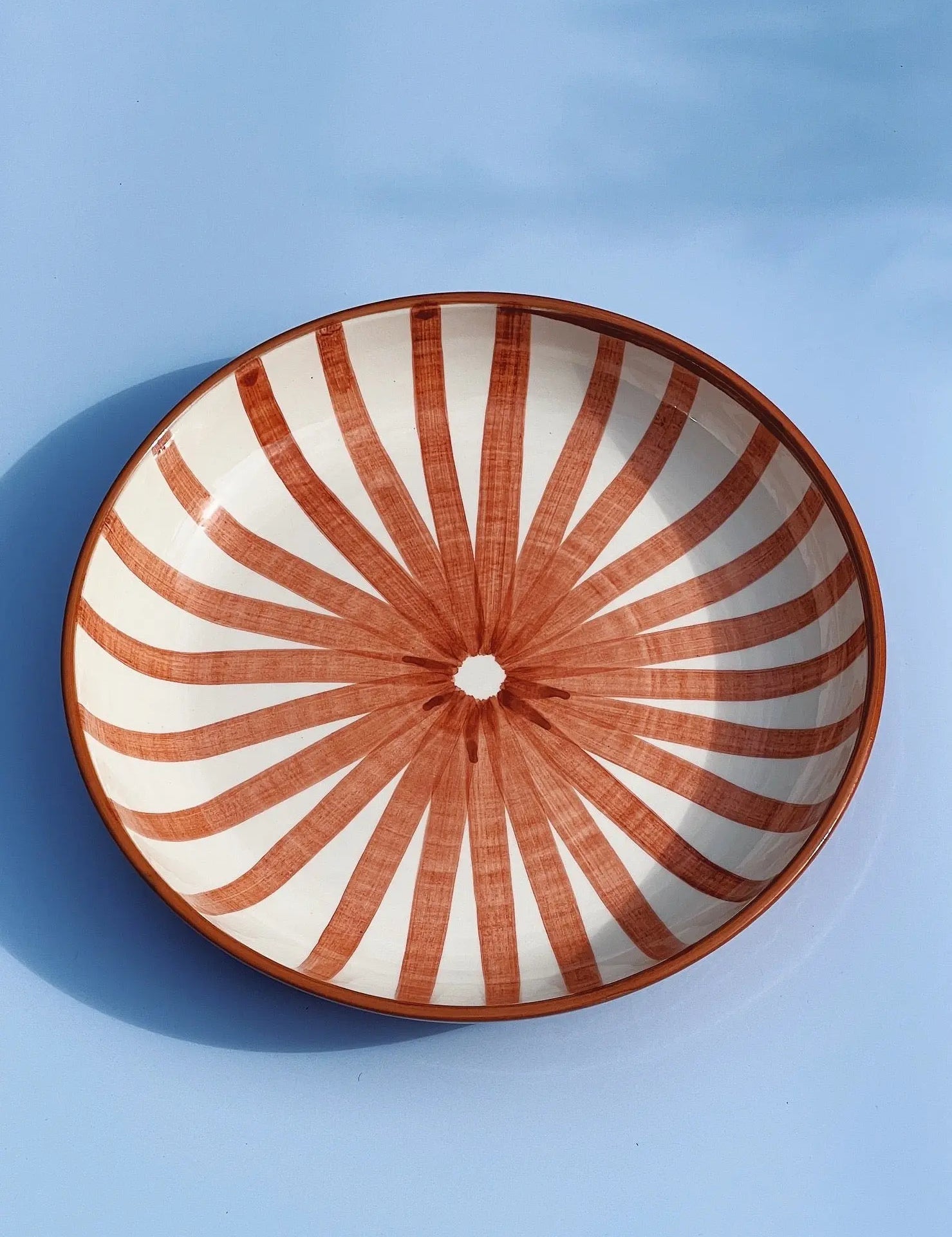 Håndlavet fad med terracotta og hvide striber | Stor Casa Cubista