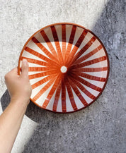 Håndlavet fad med terracotta og hvide striber | Stor Casa Cubista