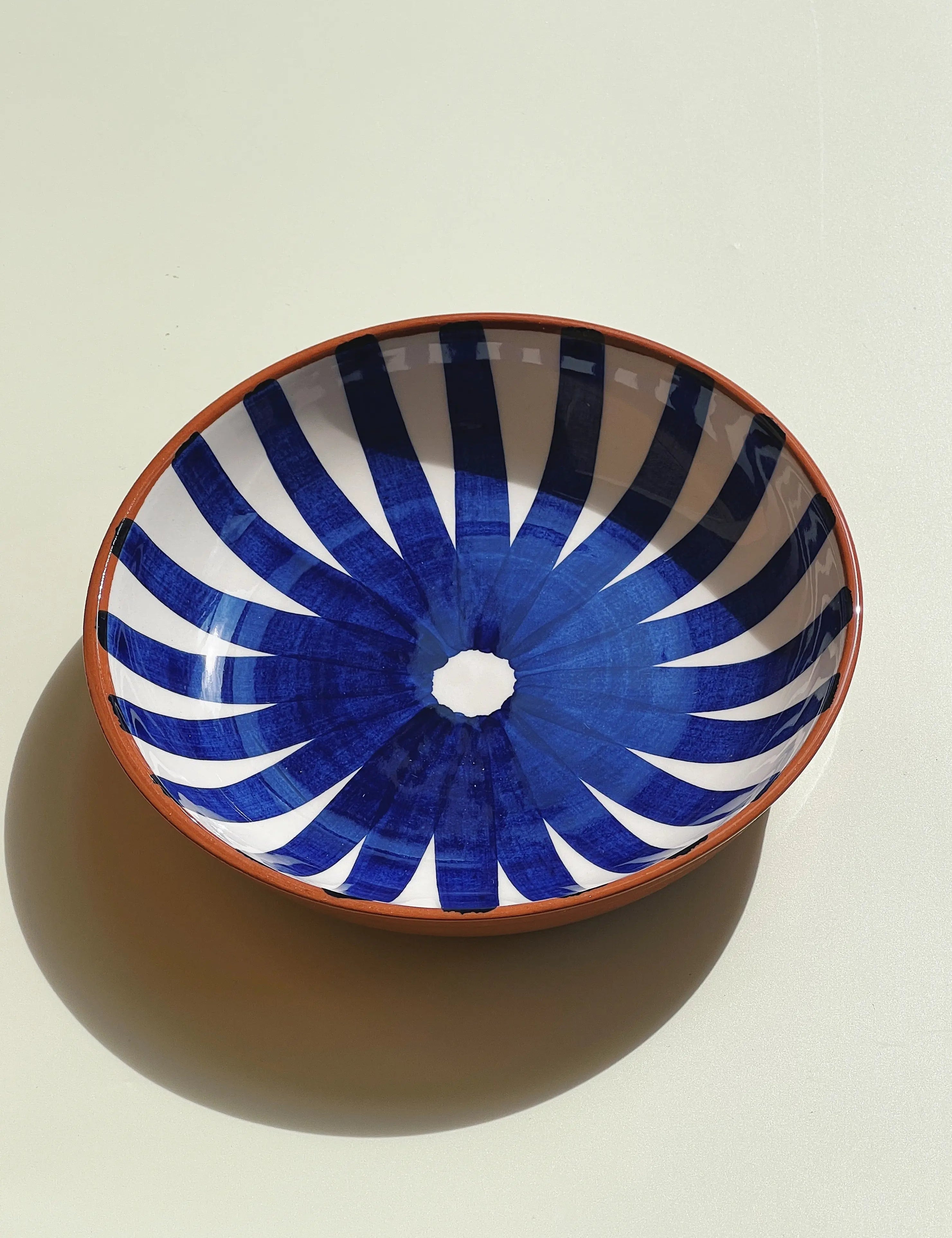 Håndlavet terracotta fad med blå og hvide striber | Lille Casa Cubista