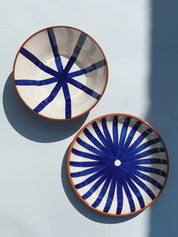 Håndlavet terracotta fad med blå og hvide striber | Stor Casa Cubista