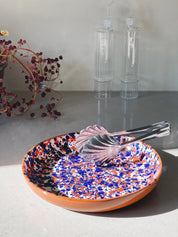 Håndlavet terracotta fad med blå og rød splash Casa Cubista