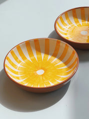 Håndlavet terracotta fad med gule og hvide striber | Lille Casa Cubista