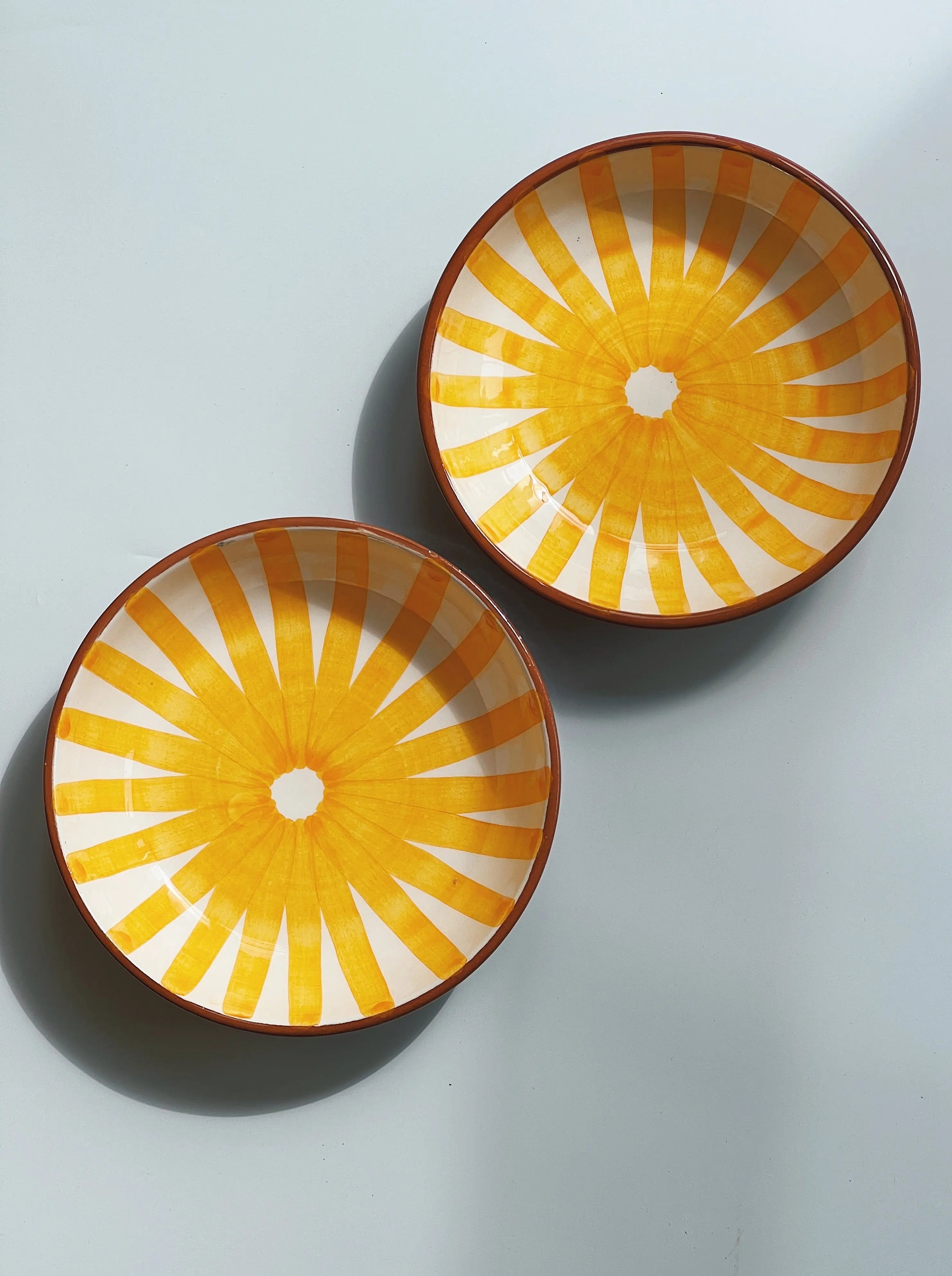 Håndlavet terracotta fad med gule og hvide striber | Lille Casa Cubista
