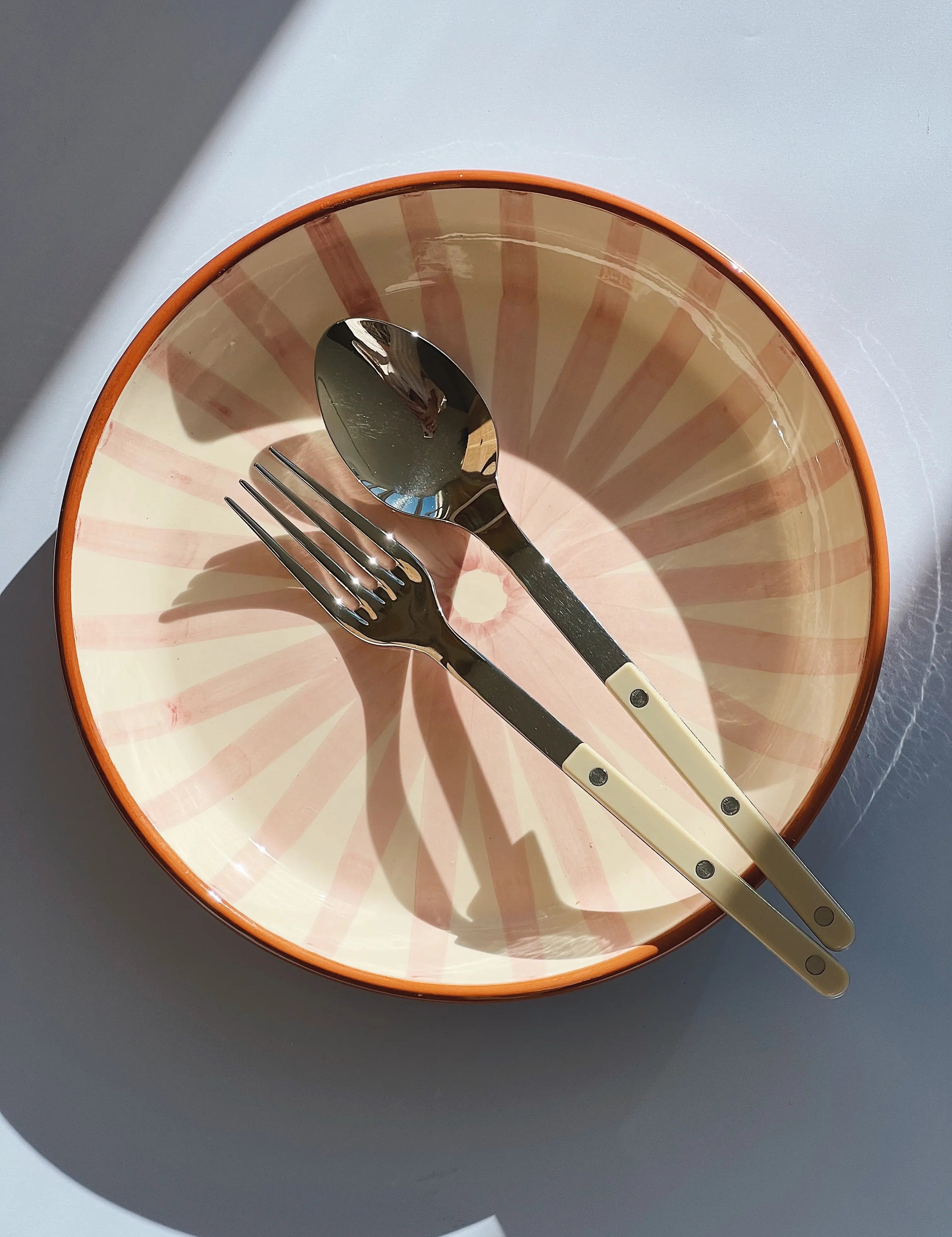 Håndlavet terracotta fad med lyserøde og hvide striber | Stor Casa Cubista
