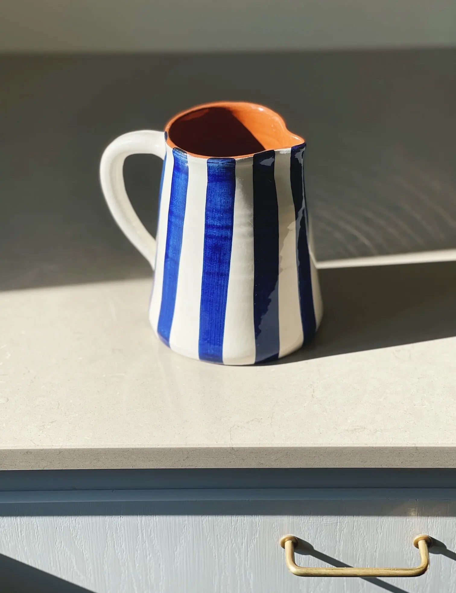 Håndlavet terracotta kande med blå og hvide striber Casa Cubista