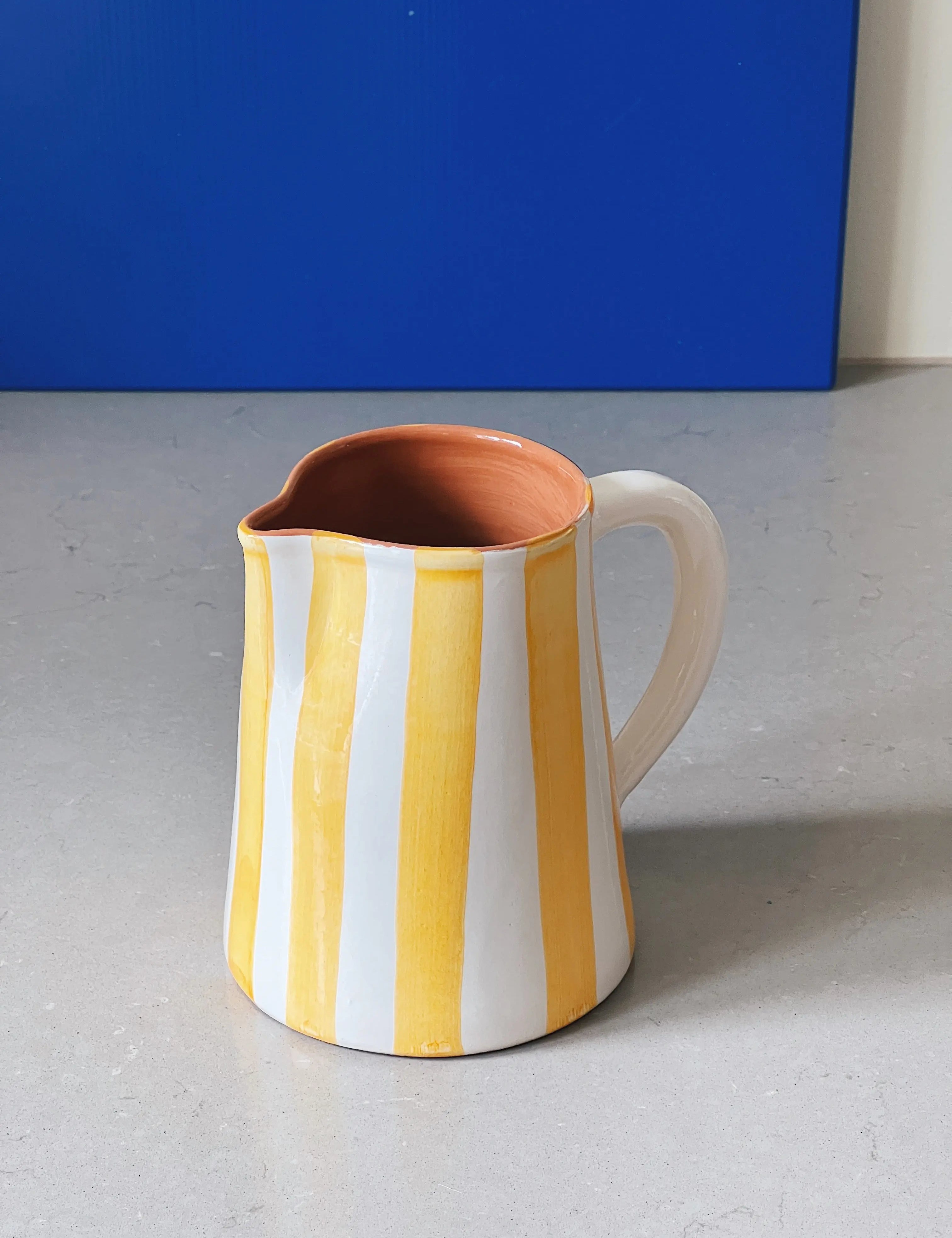 Håndlavet terracotta kande med gule og hvide striber Casa Cubista