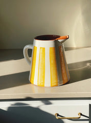 Håndlavet terracotta kande med hvide og gule striber | 2 Liter Casa Cubista
