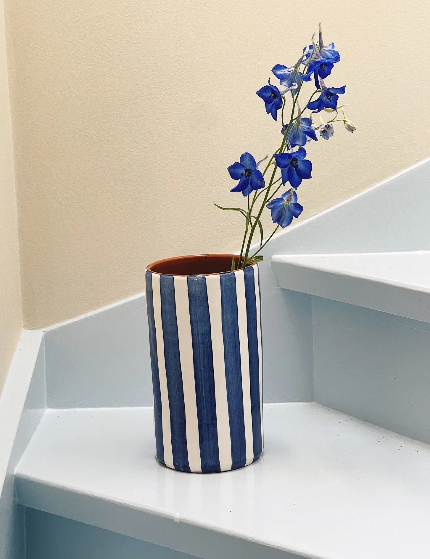 Håndlavet terracotta vase | Blå striber Casa Cubista