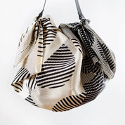Japansk Furoshiki med sorte prikker/striber | 90 x 90 cm Link Collective