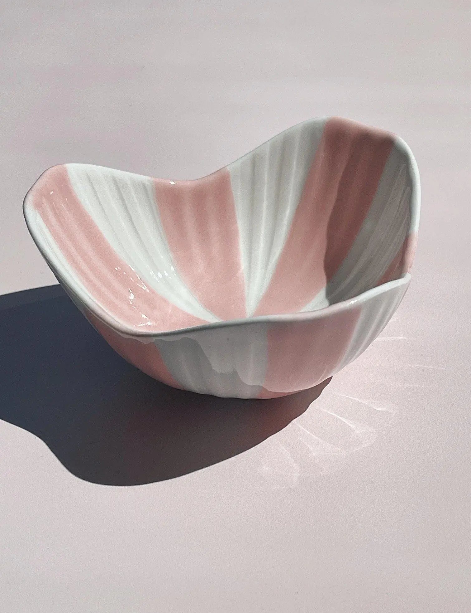 Japansk bølgeformet skål | Pink & hvide striber Studio Hafnia