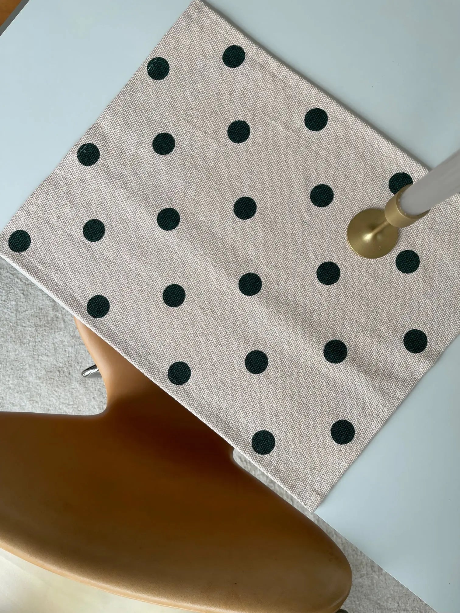 Jou Quilts dækkeserviet | Mørkegrønne prikker Jou Quilts