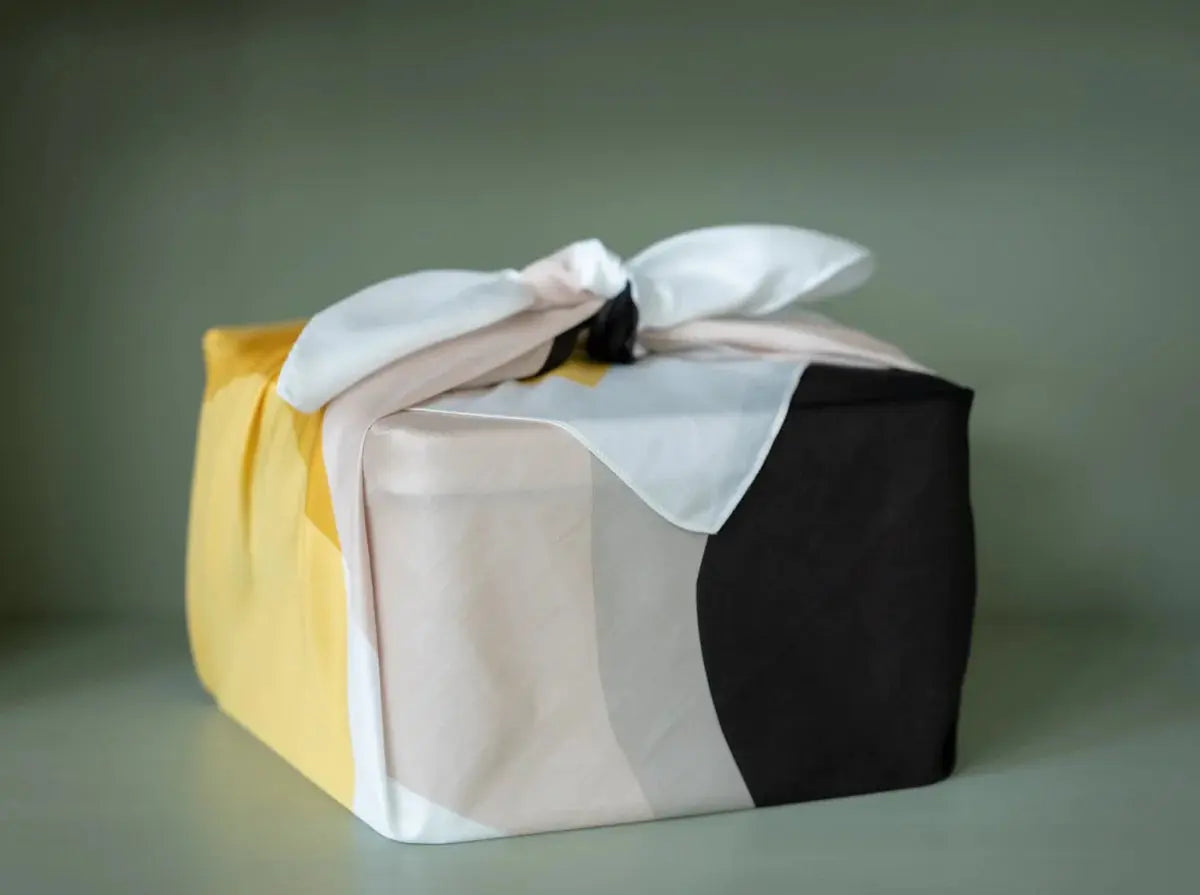 Kopi af Japansk Furoshiki "Arcs" i rød og hvid | 90 x 90 cm Link Collective