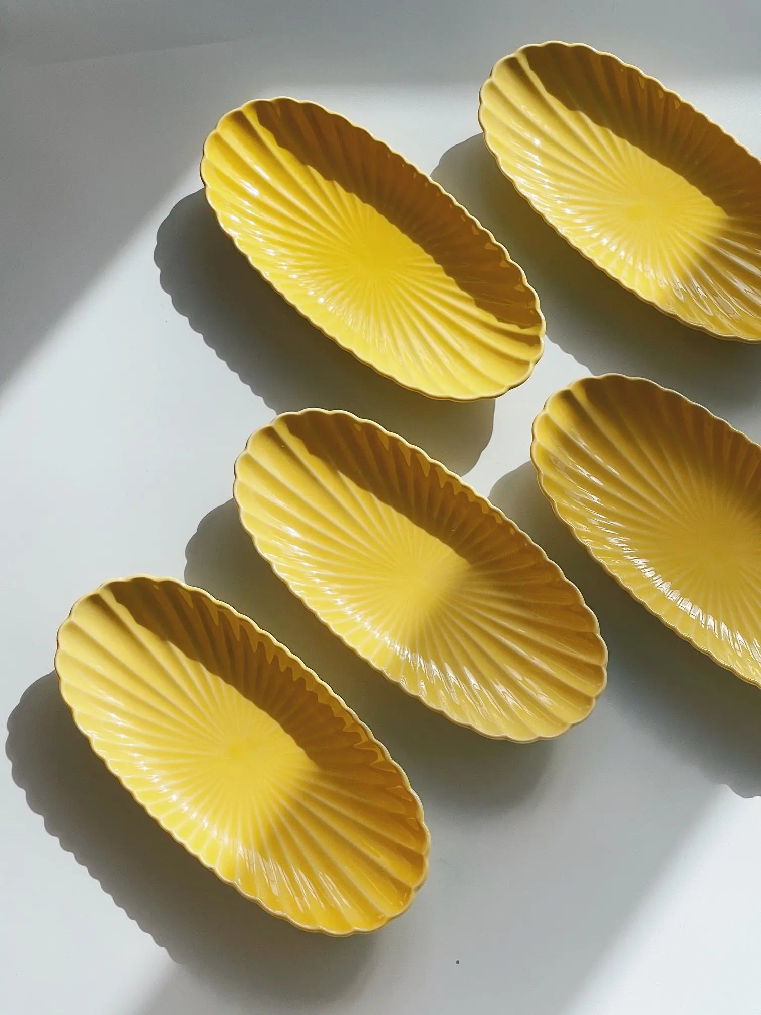 Ovalt fad/tallerken i keramik fra Japan | Gul Studio Hafnia