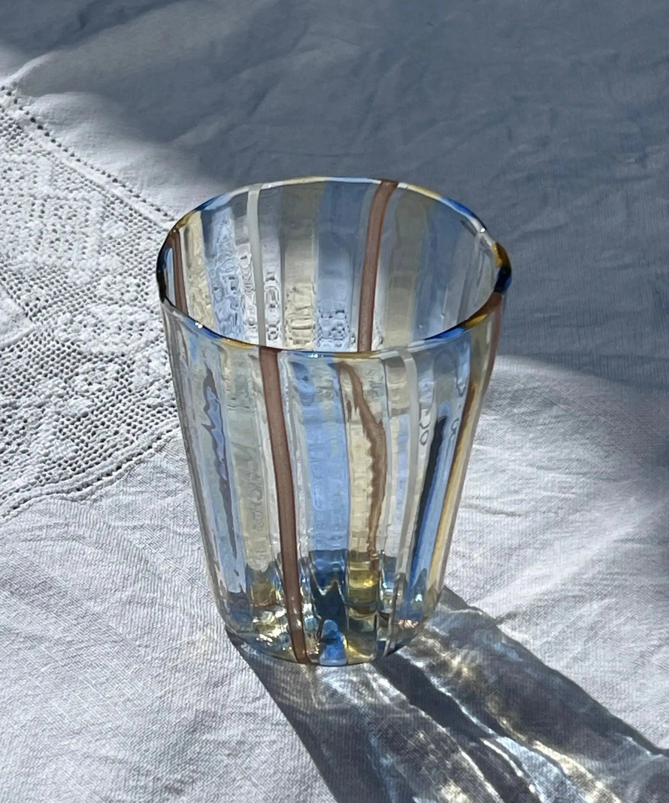Håndblæst Murano-glas med blå, gule, hvide og brune striber fra Studio Hafnia