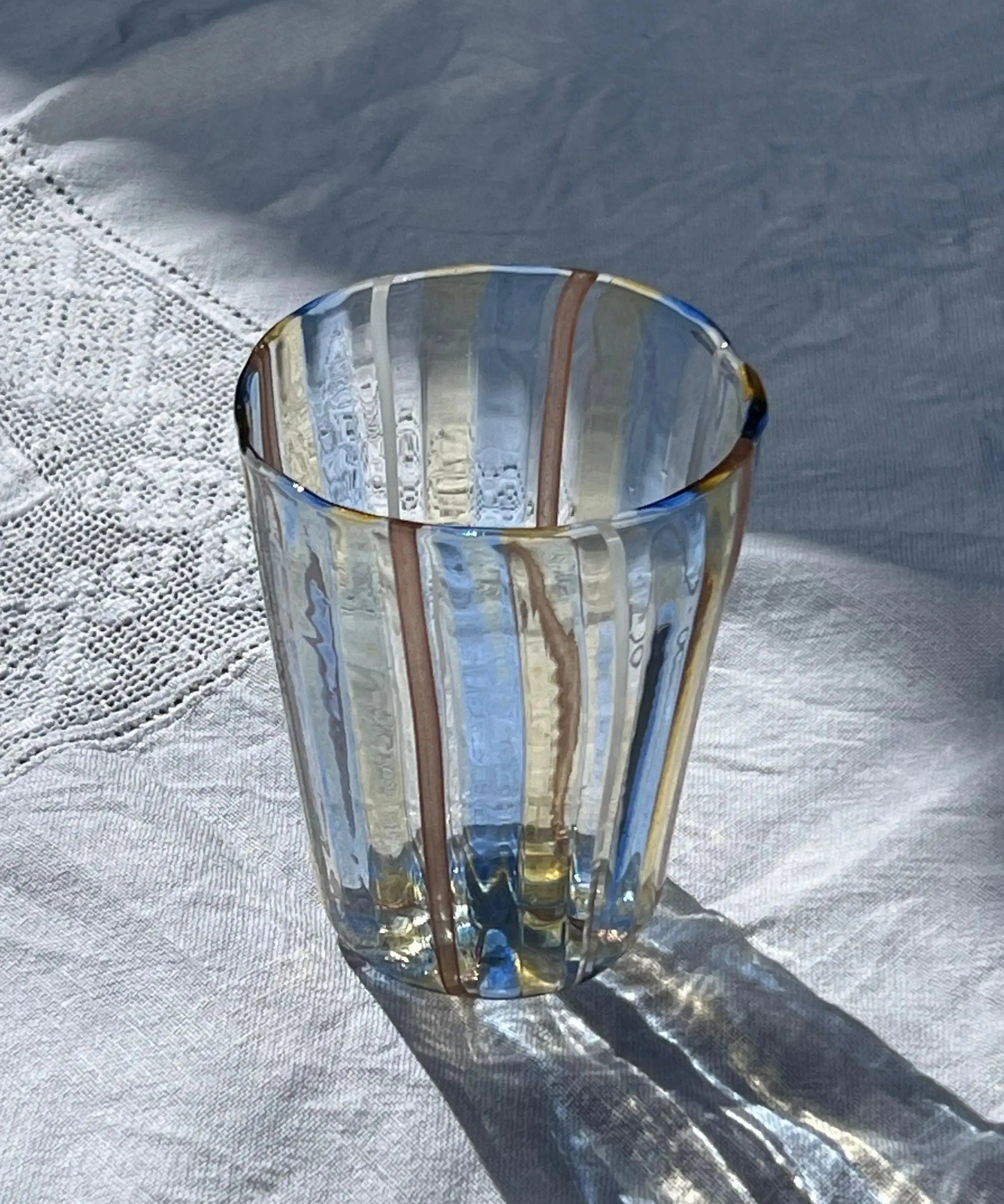 Håndblæst Murano-glas med blå, gule, hvide og brune striber fra Studio Hafnia