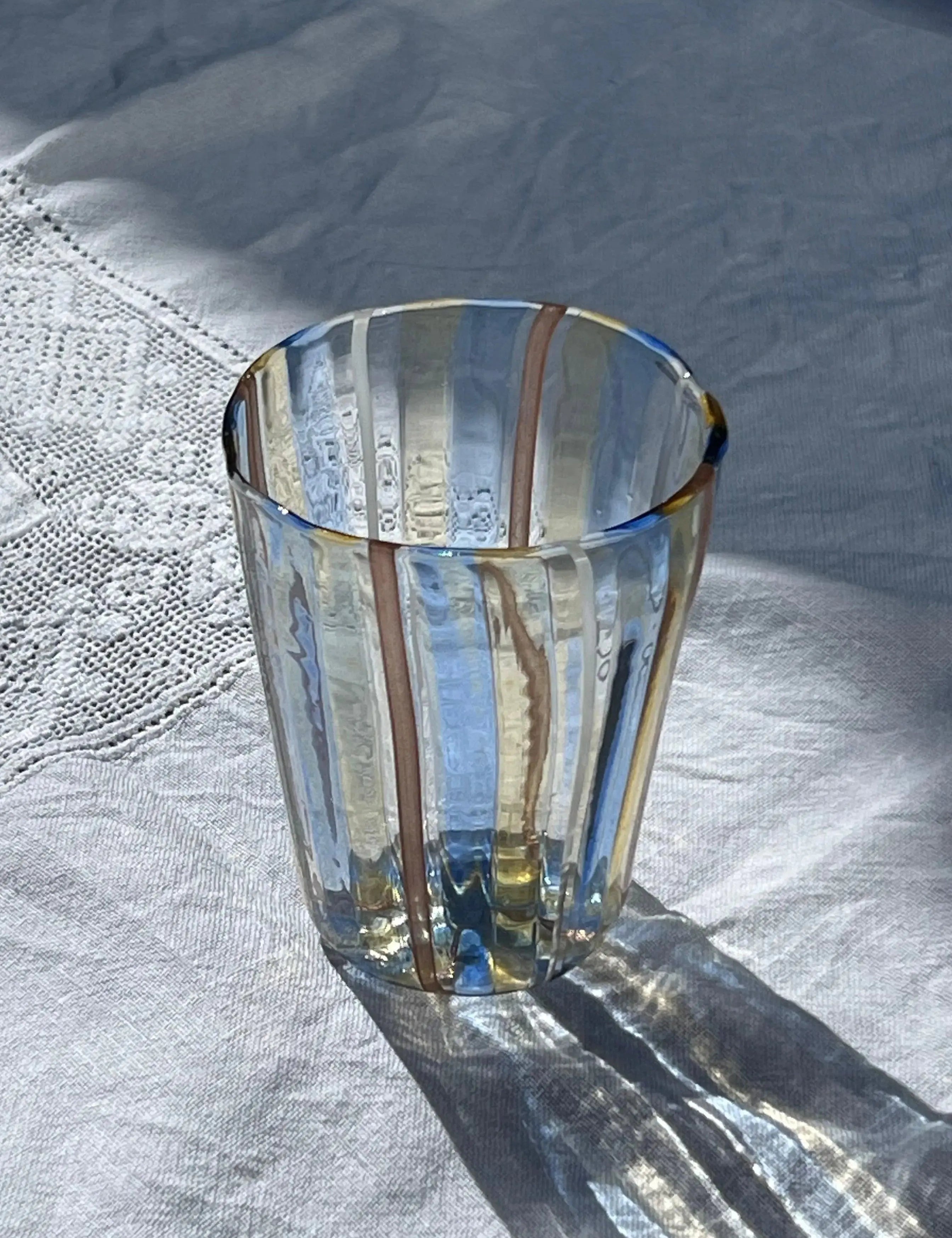 Håndblæst Murano-glas med blå, gule, hvide og brune striber fra Studio Hafnia