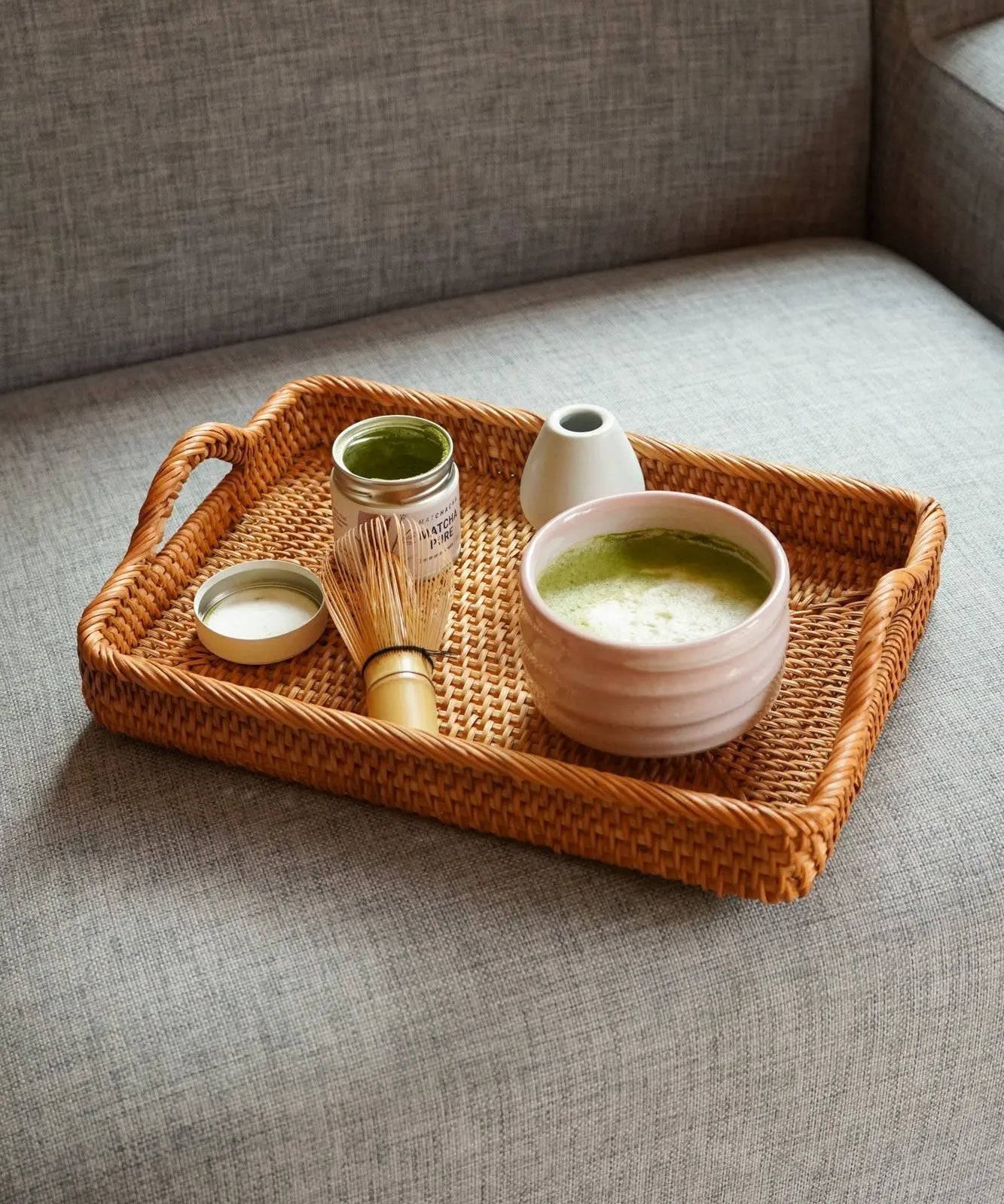 Matcha pisket op i en japansk matchaskål med chasen i bambus ved siden af