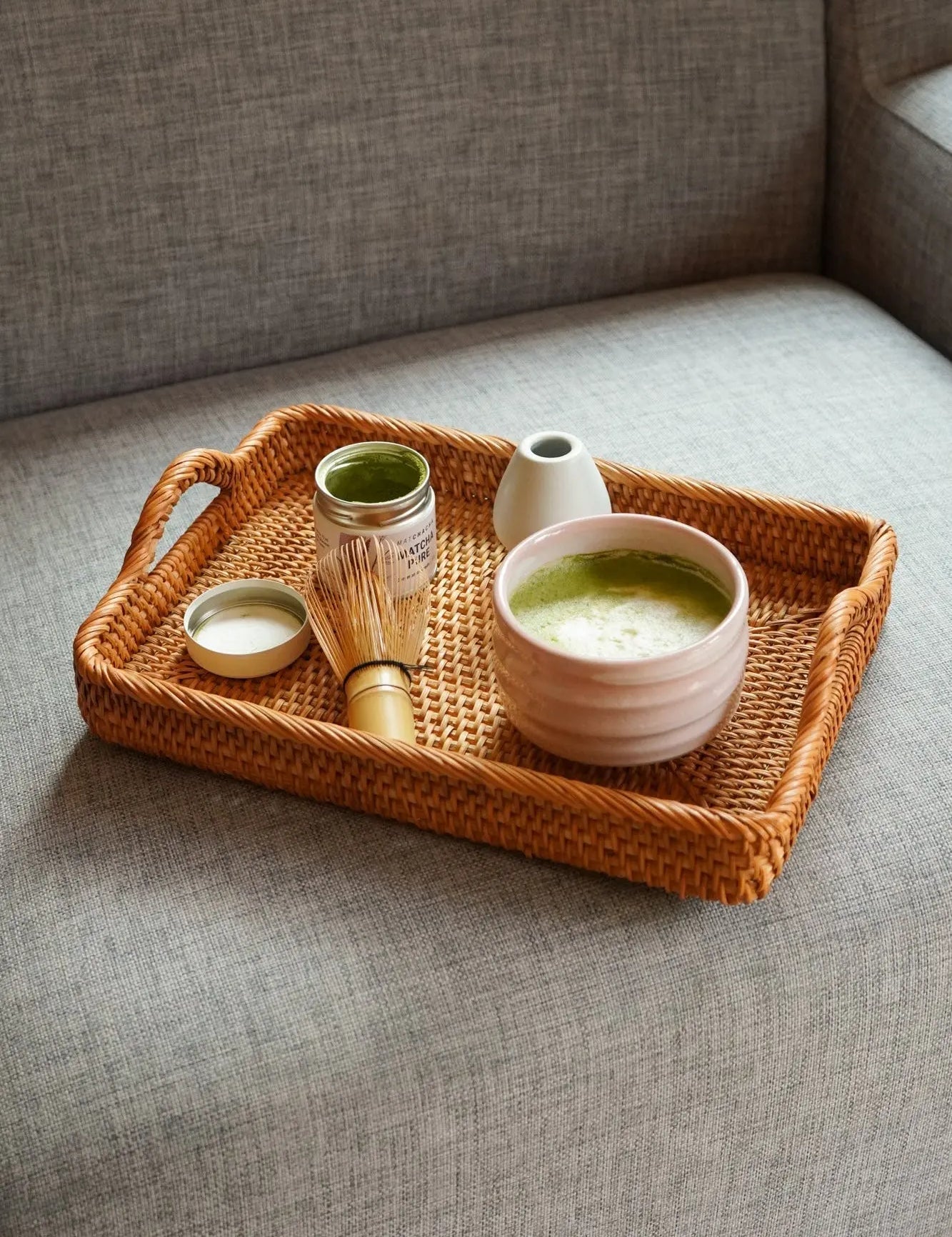 Matcha pisket op i en japansk matchaskål med chasen i bambus ved siden af