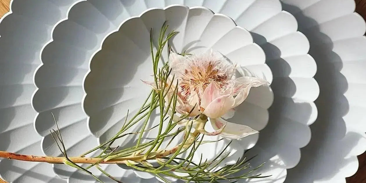 arita Japan Palace tallerken i uglaseret grå porcelæn – bryllupsgave fra Studio Hafnia
