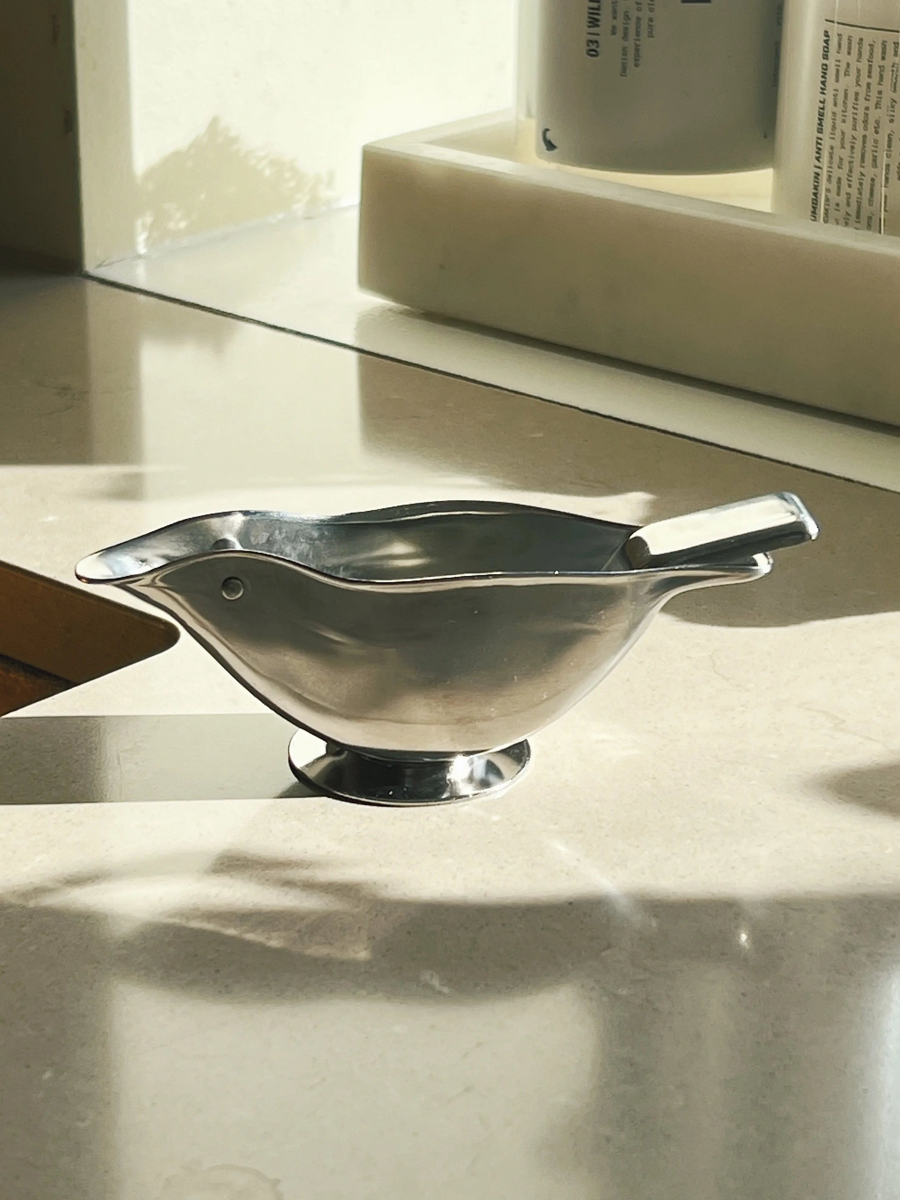 Stainless steel lemon juicer in bird-shaped design – functional and stylish kitchen accessory for squeezing fresh citrus juice.