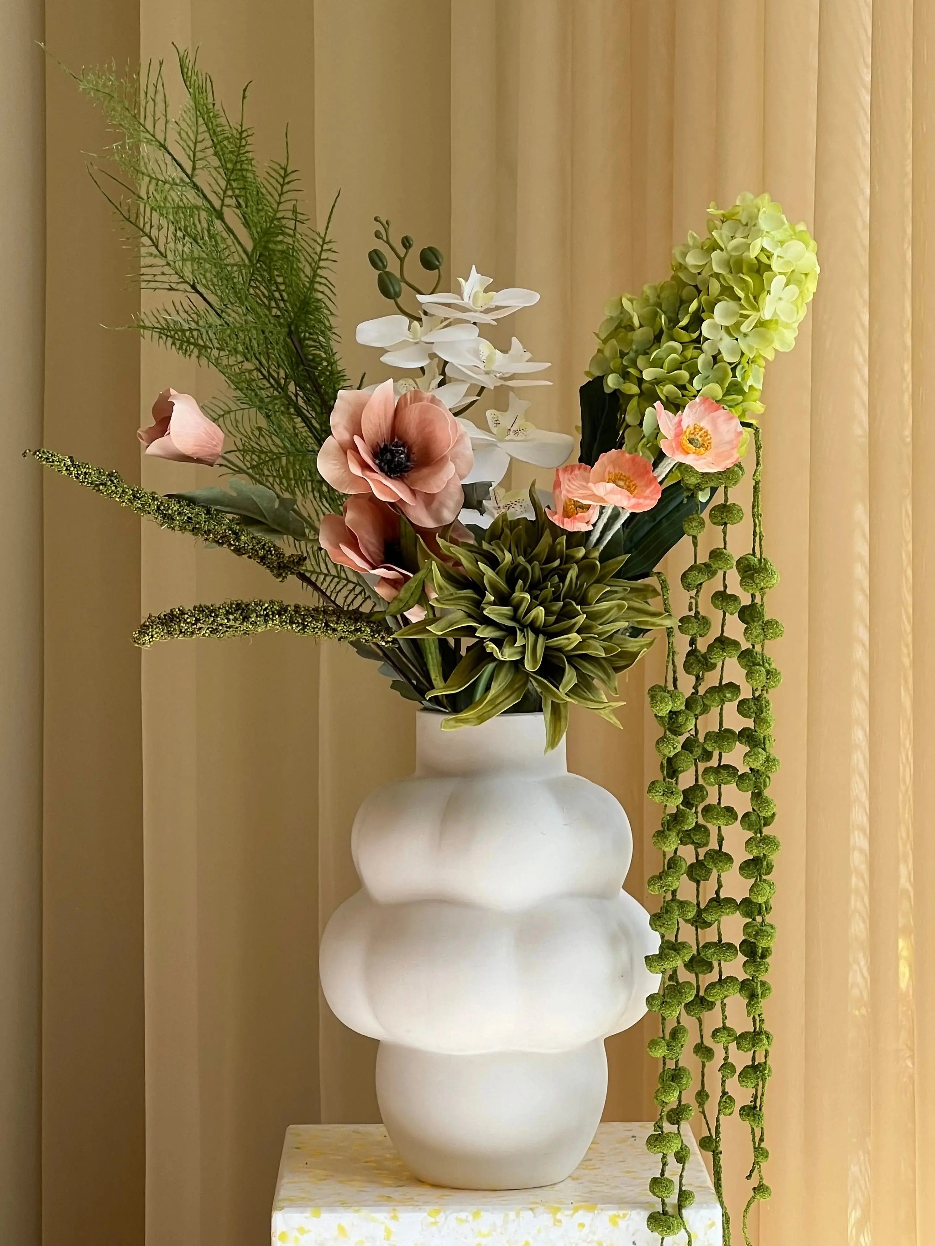 Naturtro kunstige blomster og evighedsbuket i vase
