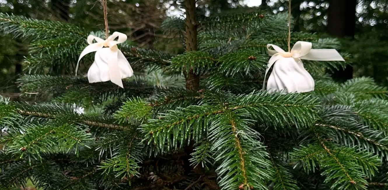 Håndlavet Juleklokke i Hvidt Porcelænsler Atelier Marée