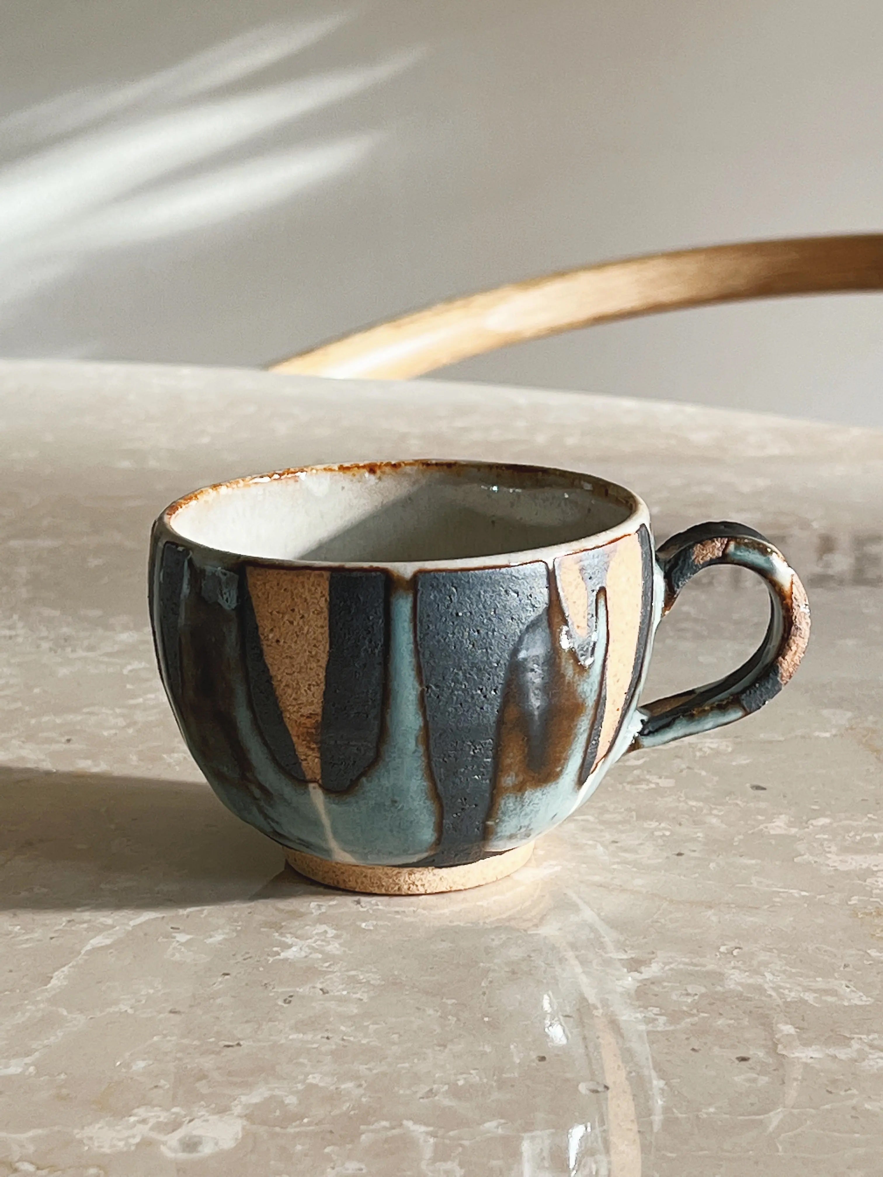 Handmade Japanese ceramic cup with handle in natural stoneware and glaze – Studio Hafnia collection.