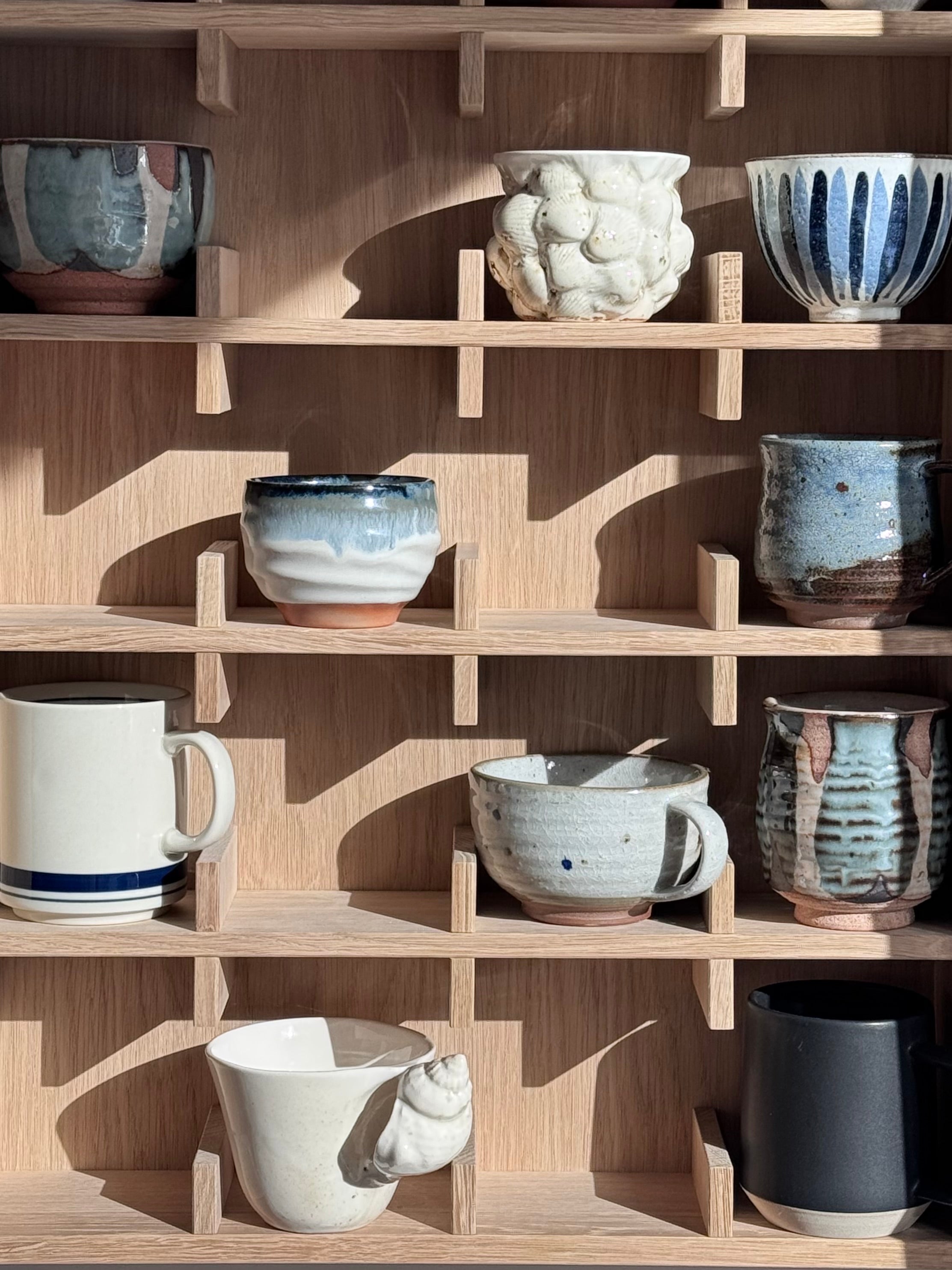 Keramik kopper og krus i håndlavet design på træhylde