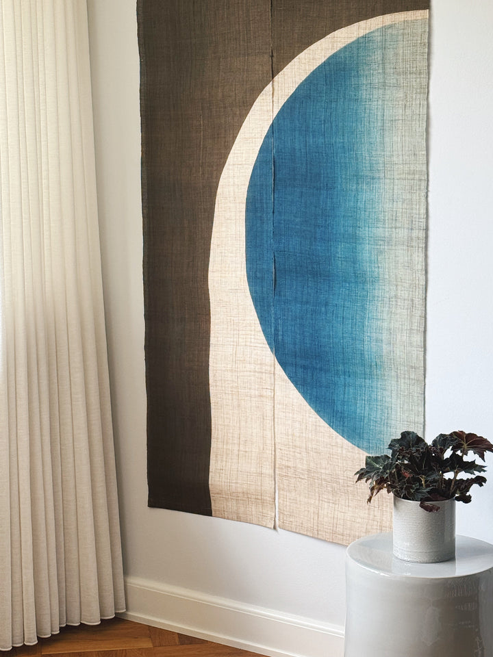 Japansk Vægtæppe i Hamp med Ophæng | Halvcirkelmotiv i Khaki & Blå | 150 × 88 cm Studio Hafnia