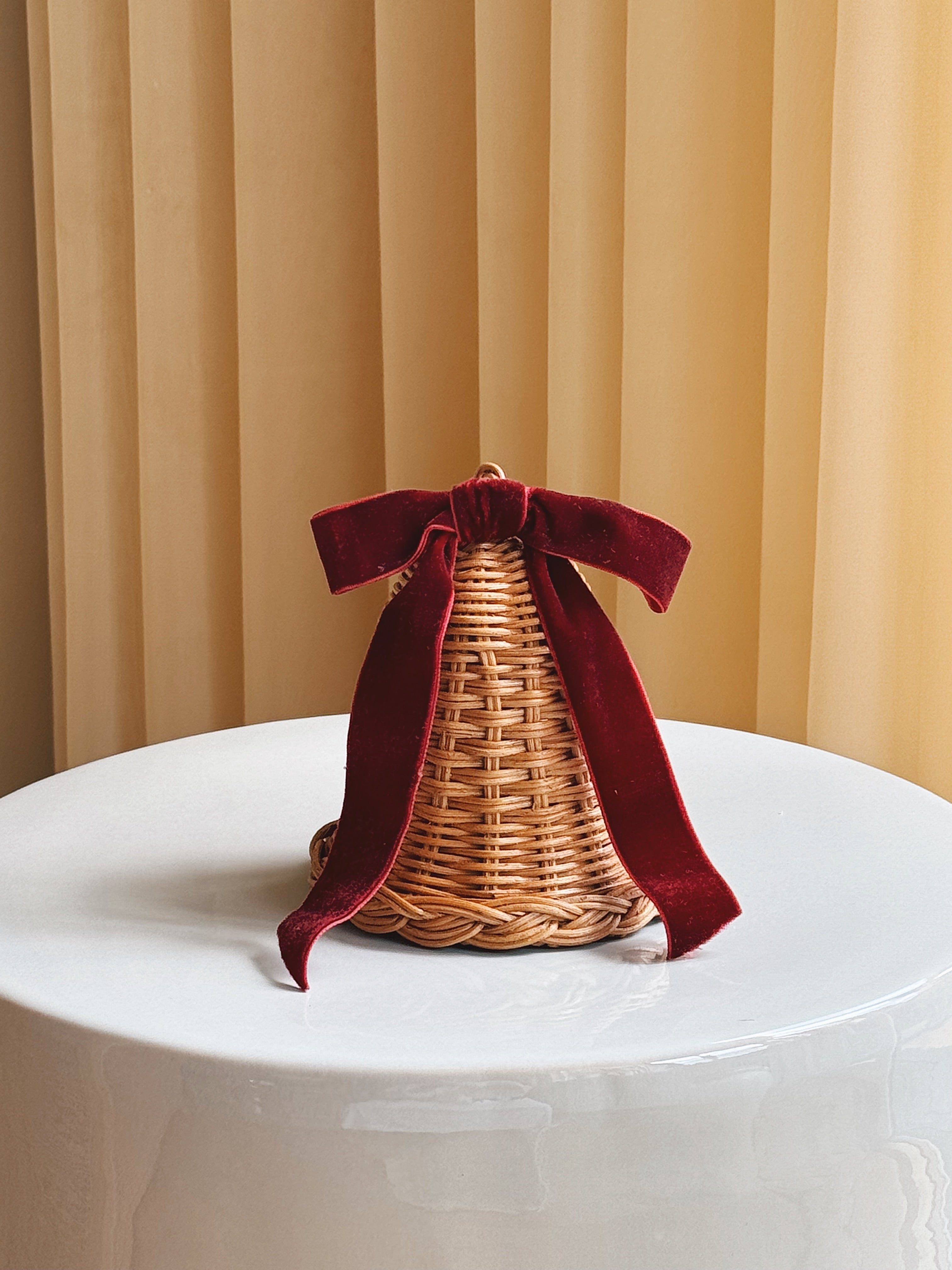 Stående Rattan Juleklokke med Mørkerød Sløjfe | 12,5 x 12,5 cm Studio Hafnia