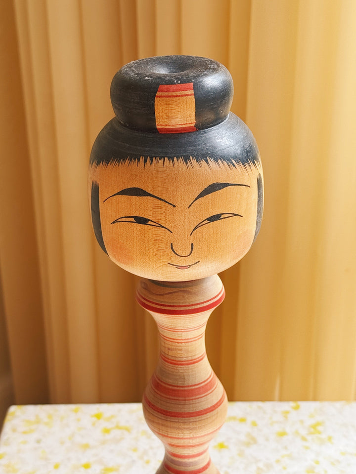 Vintage Kokeshi Dukke Nr. 210 fra Japan – Håndlavet | H33 cm Studio Hafnia