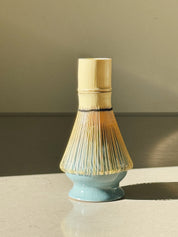 Matcha Holder med lyseblå eller lysegrøn glasur Studio Hafnia