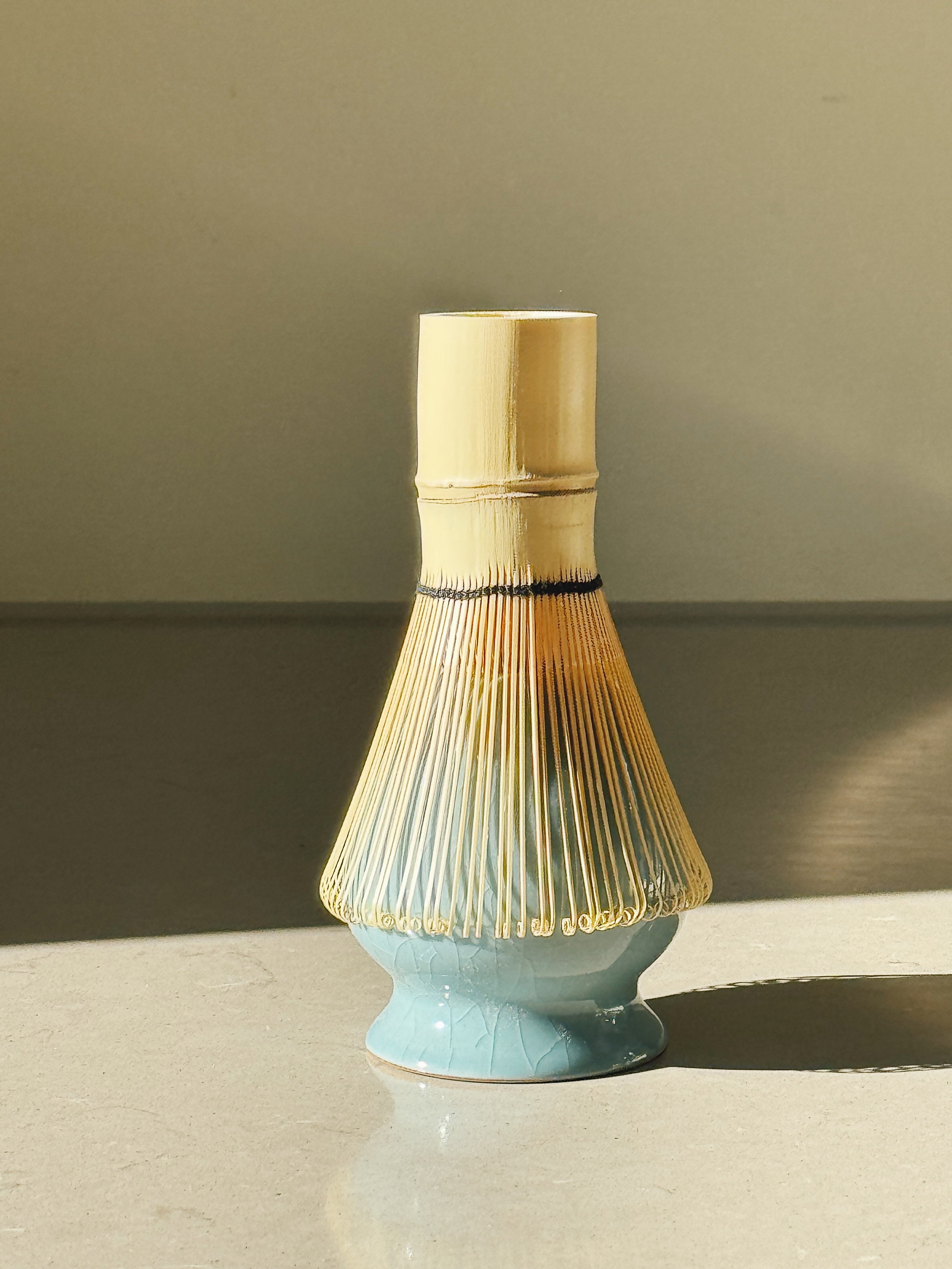 Matcha Holder med lyseblå eller lysegrøn glasur Studio Hafnia