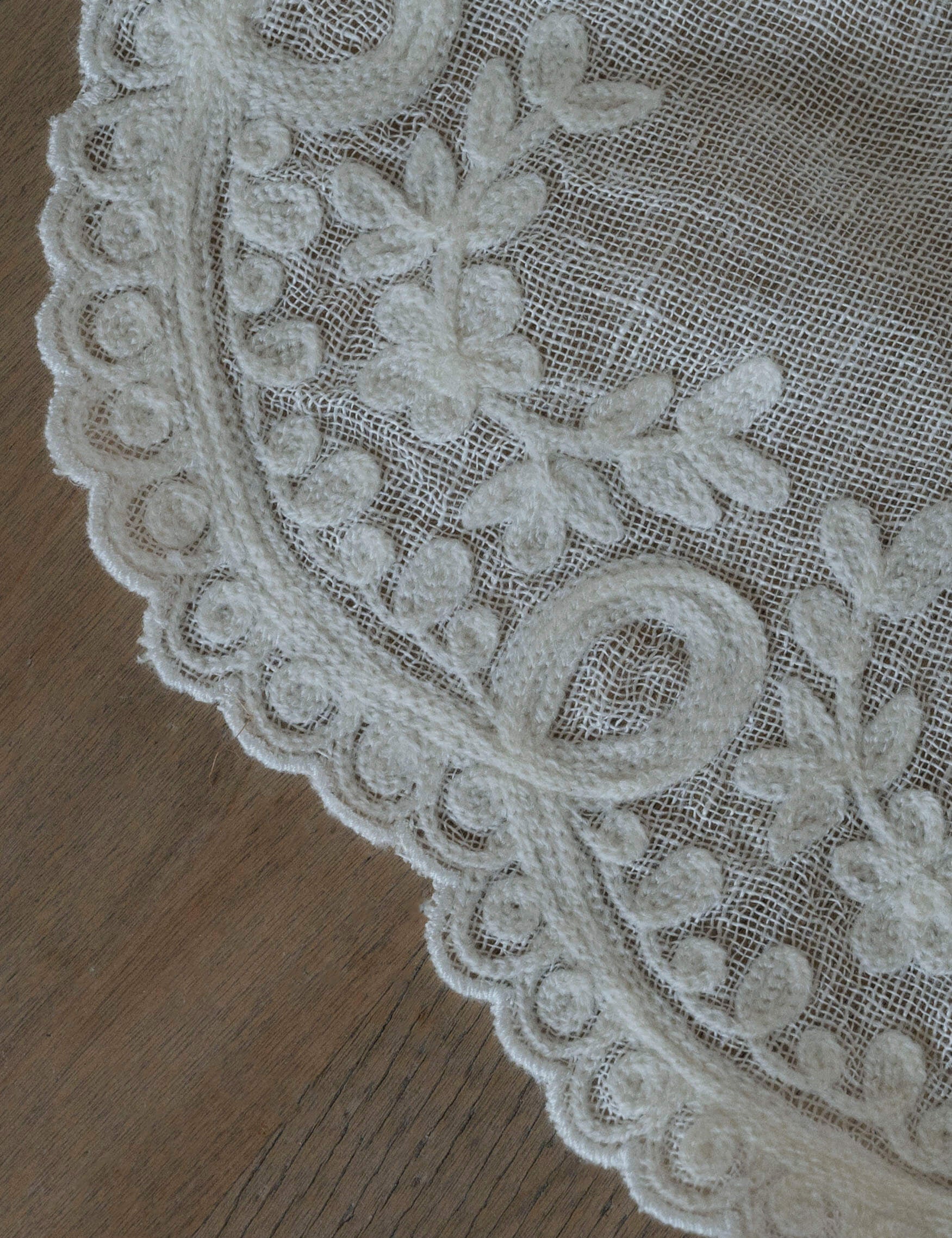 Anne-Mi Heims Embroidery Placemat – Broderet Dækkeserviet i Hør 35×45 cm  STUDIO HAFNIA