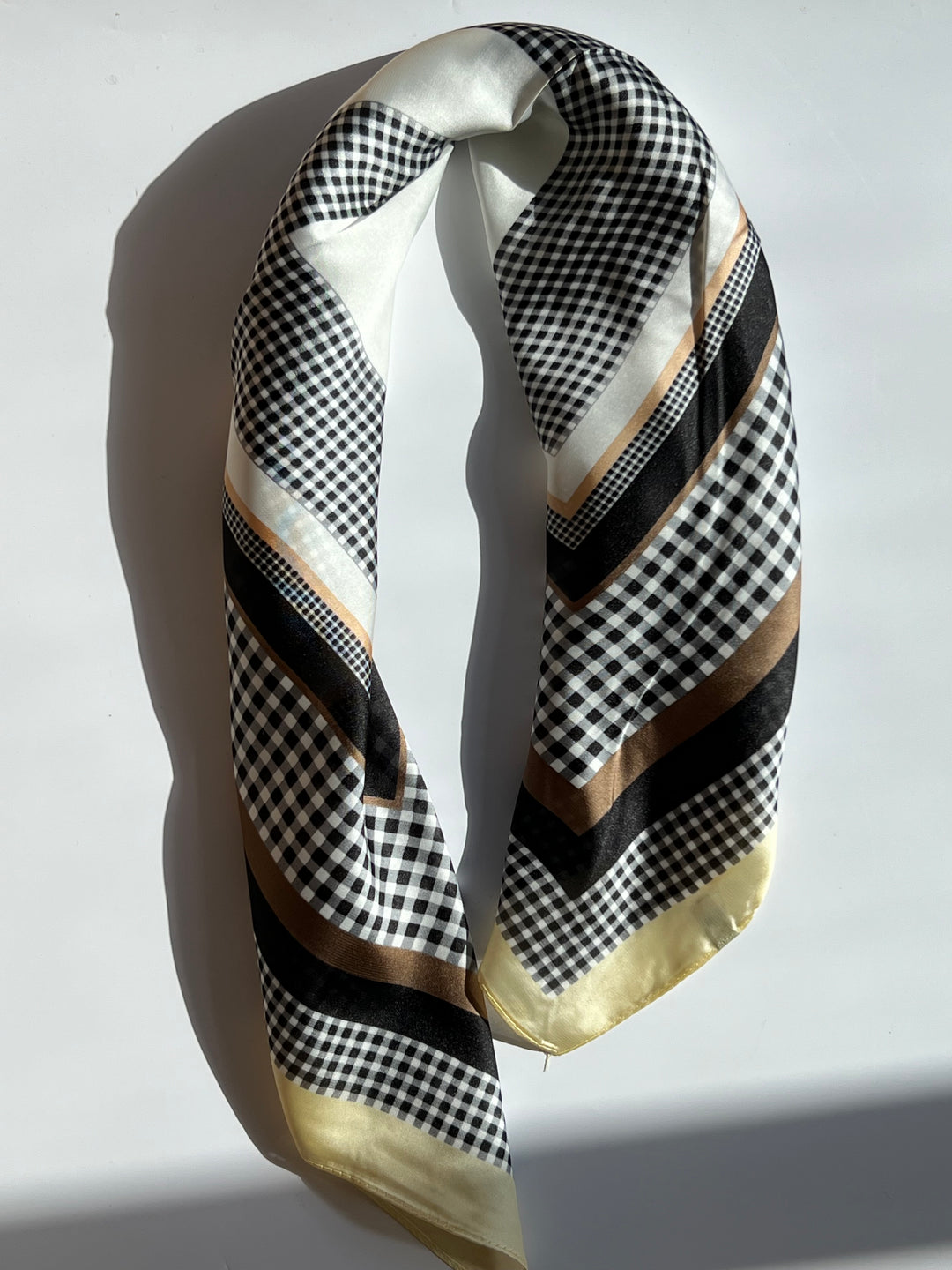 Tørklæde med Hvidt, Sort, Brunt og Lysegult Mønster | 70 x 70 cm Studio Hafnia