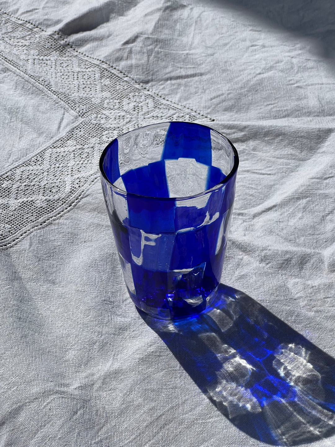Håndblæst Murano Glas med skaktern i mørkeblå Murano