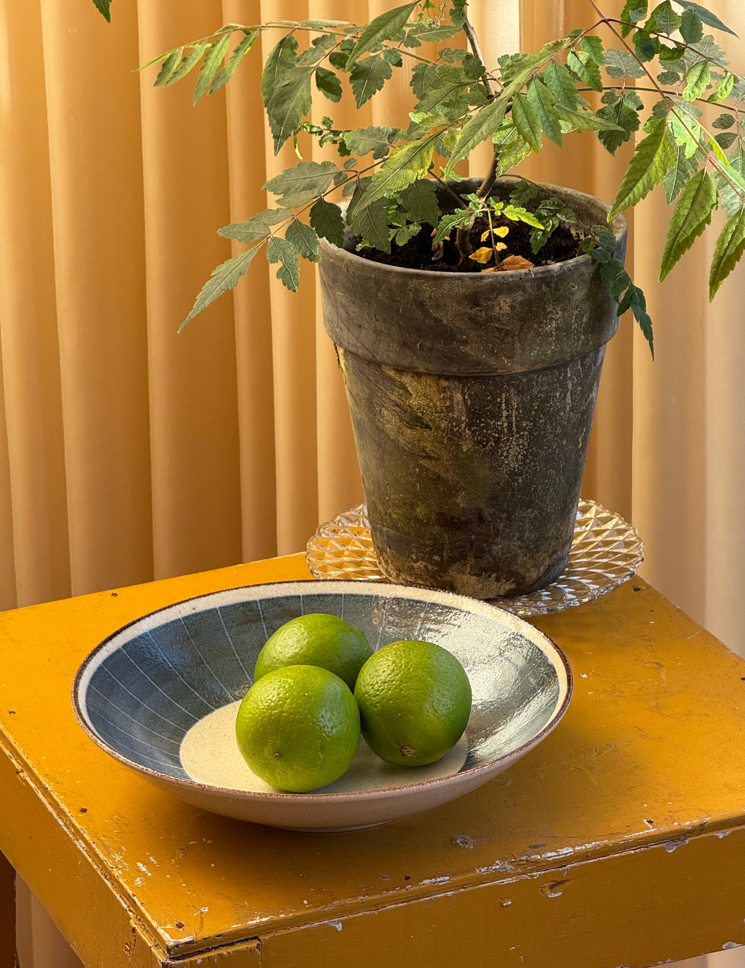 Japansk skål med blåt mønster og brun kant i keramik | 22 cm Studio Hafnia