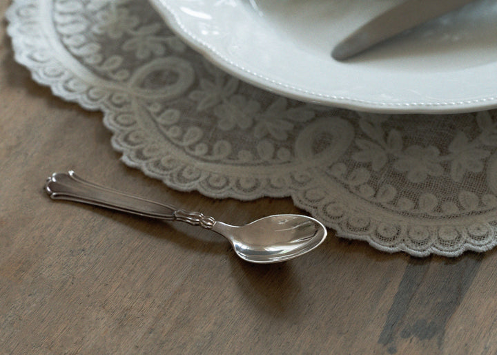 Anne-Mi Heims Embroidery Placemat – Broderet Dækkeserviet i Hør 35×45 cm  STUDIO HAFNIA