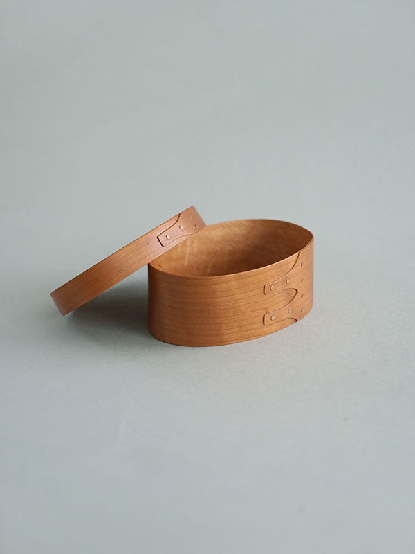 Shaker Oval Box SS in cherry wood – small oval box with lid and visible wood grain