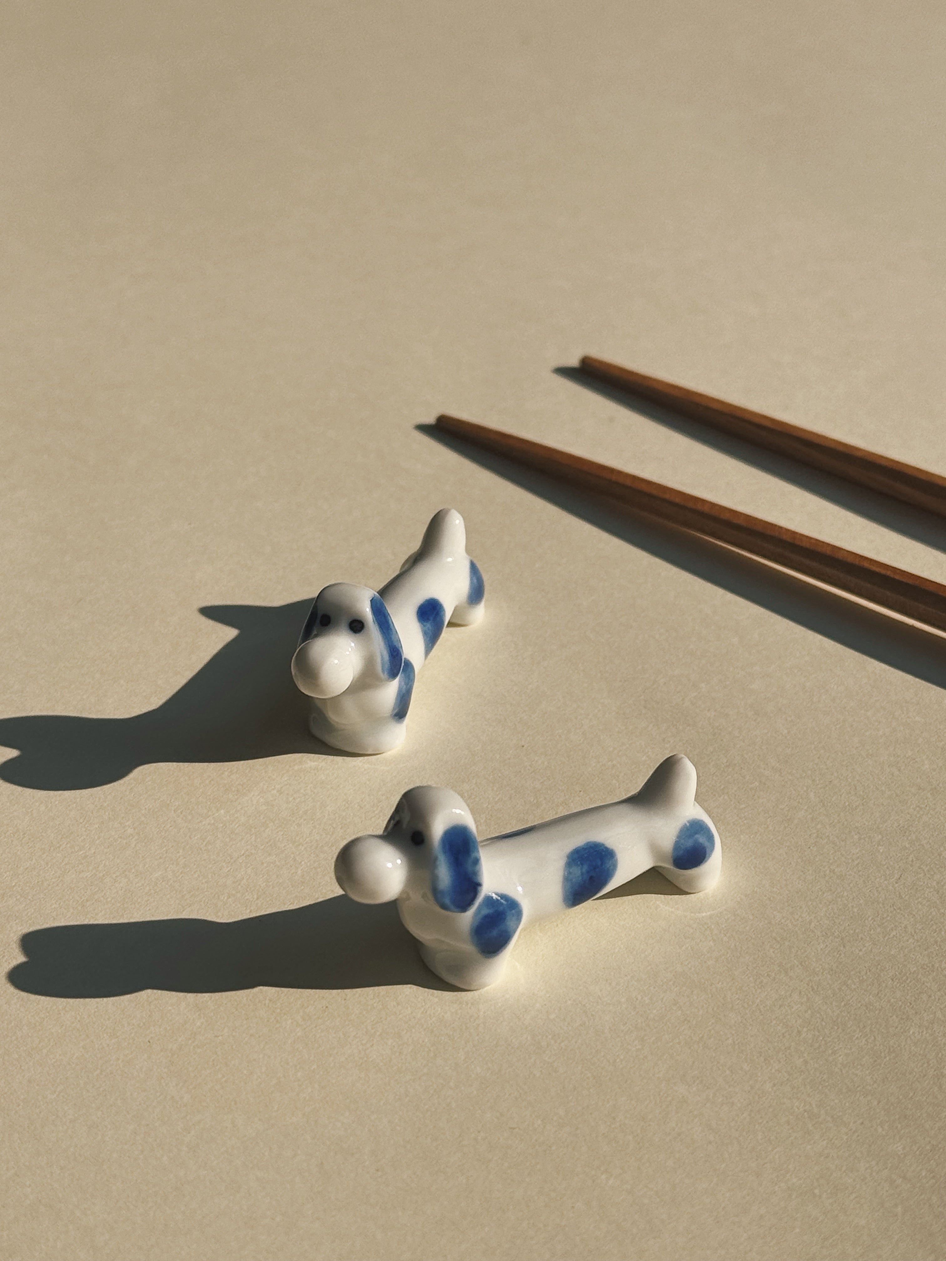 Spisepindholder i keramik | Hund med blå prikker | Japan Studio Hafnia