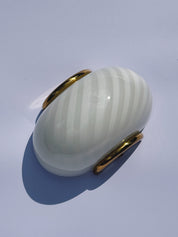 Vintage Murano væglampe | Hvid swirlglas & messingbeslag, L21 cm Studio Hafnia